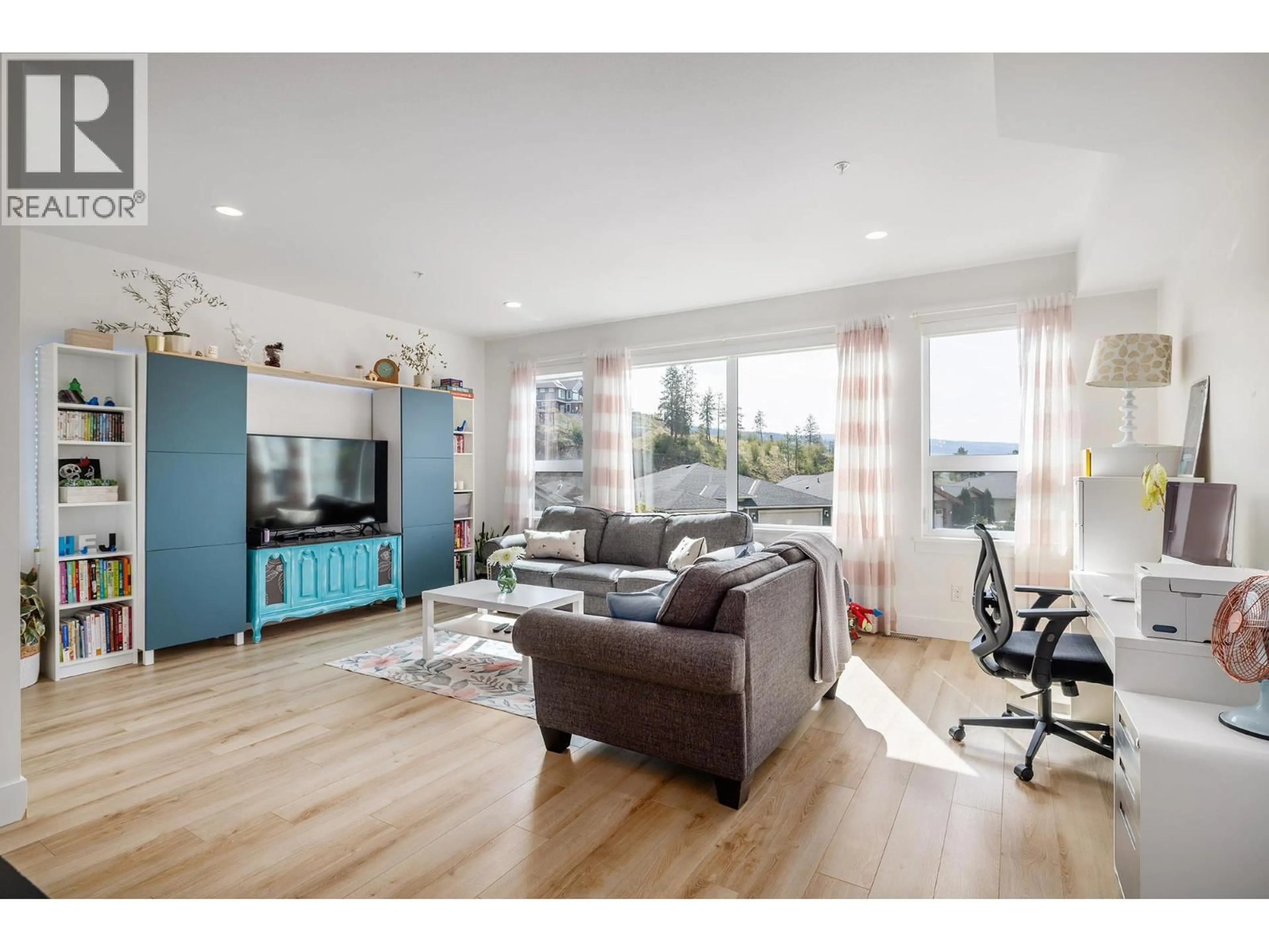 Living room with furniture, wood/laminate floor for 52 - 12798 LAKE HILL DRIVE, Lake Country British Columbia v4v2w5