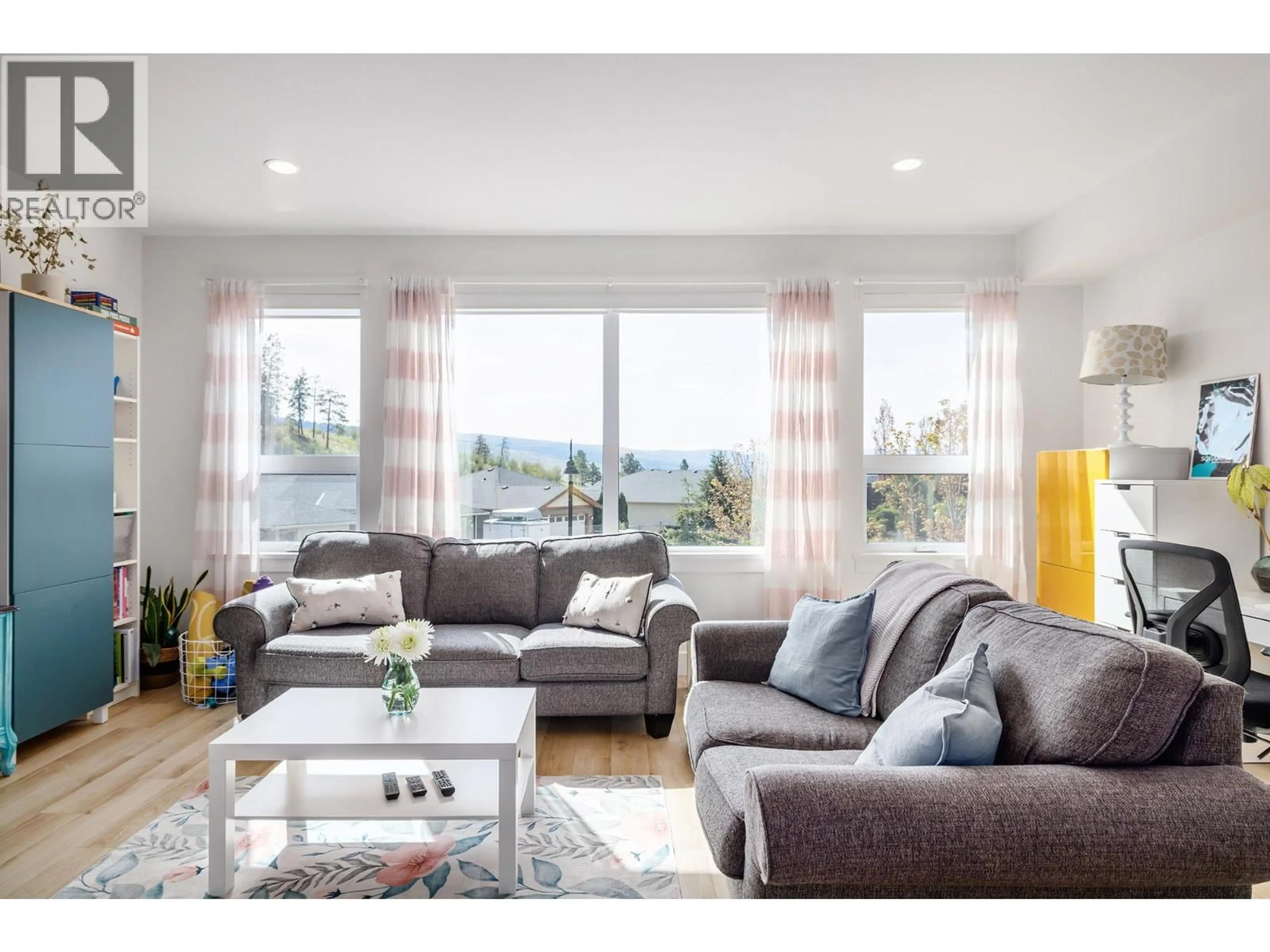 Living room with furniture, wood/laminate floor for 52 - 12798 LAKE HILL DRIVE, Lake Country British Columbia v4v2w5
