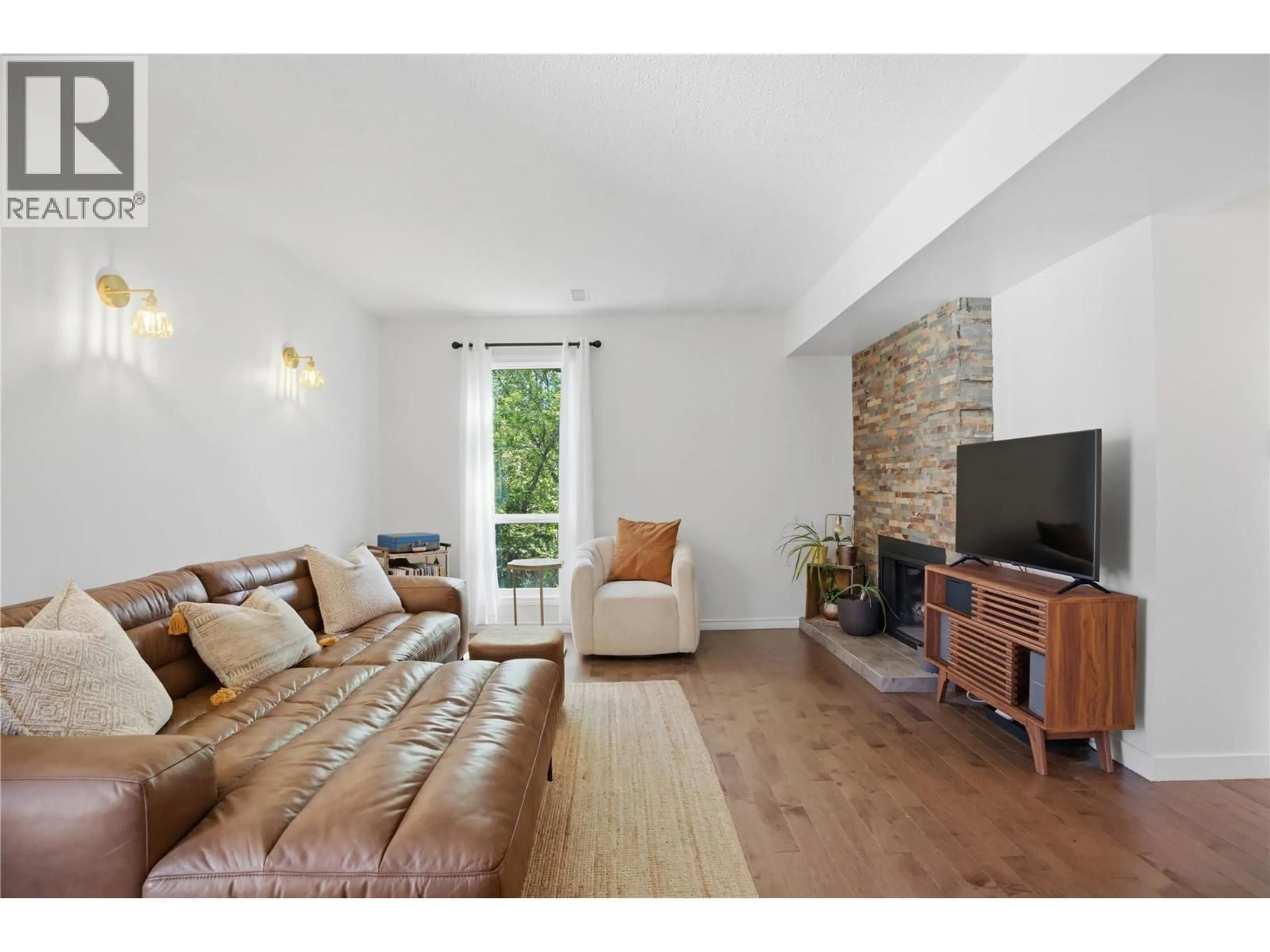 Living room with furniture, wood/laminate floor for 85 - 1435 SUMMIT DRIVE, Kamloops British Columbia V2E1S4