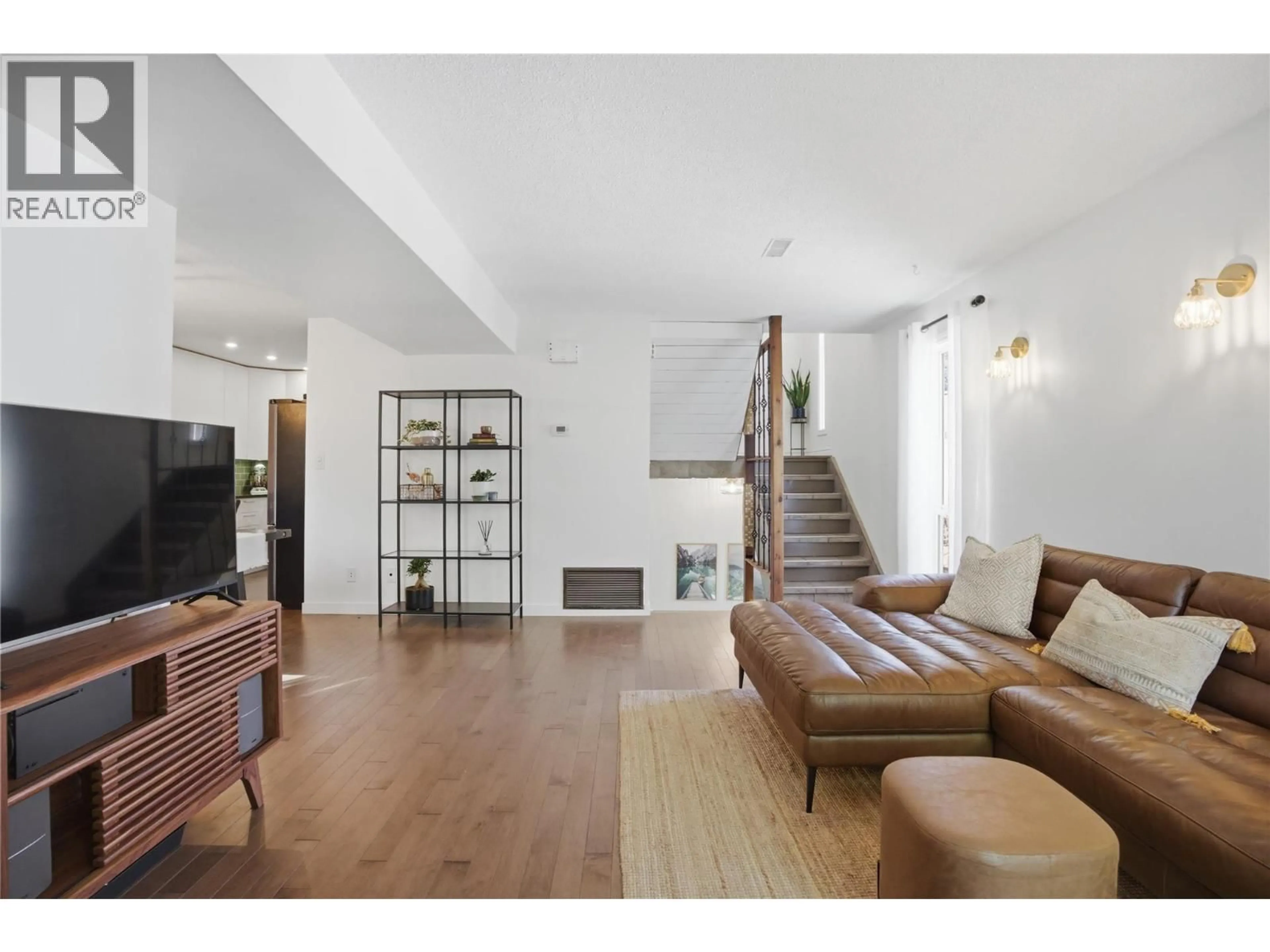 Living room with furniture, wood/laminate floor for 85 - 1435 SUMMIT DRIVE, Kamloops British Columbia V2E1S4