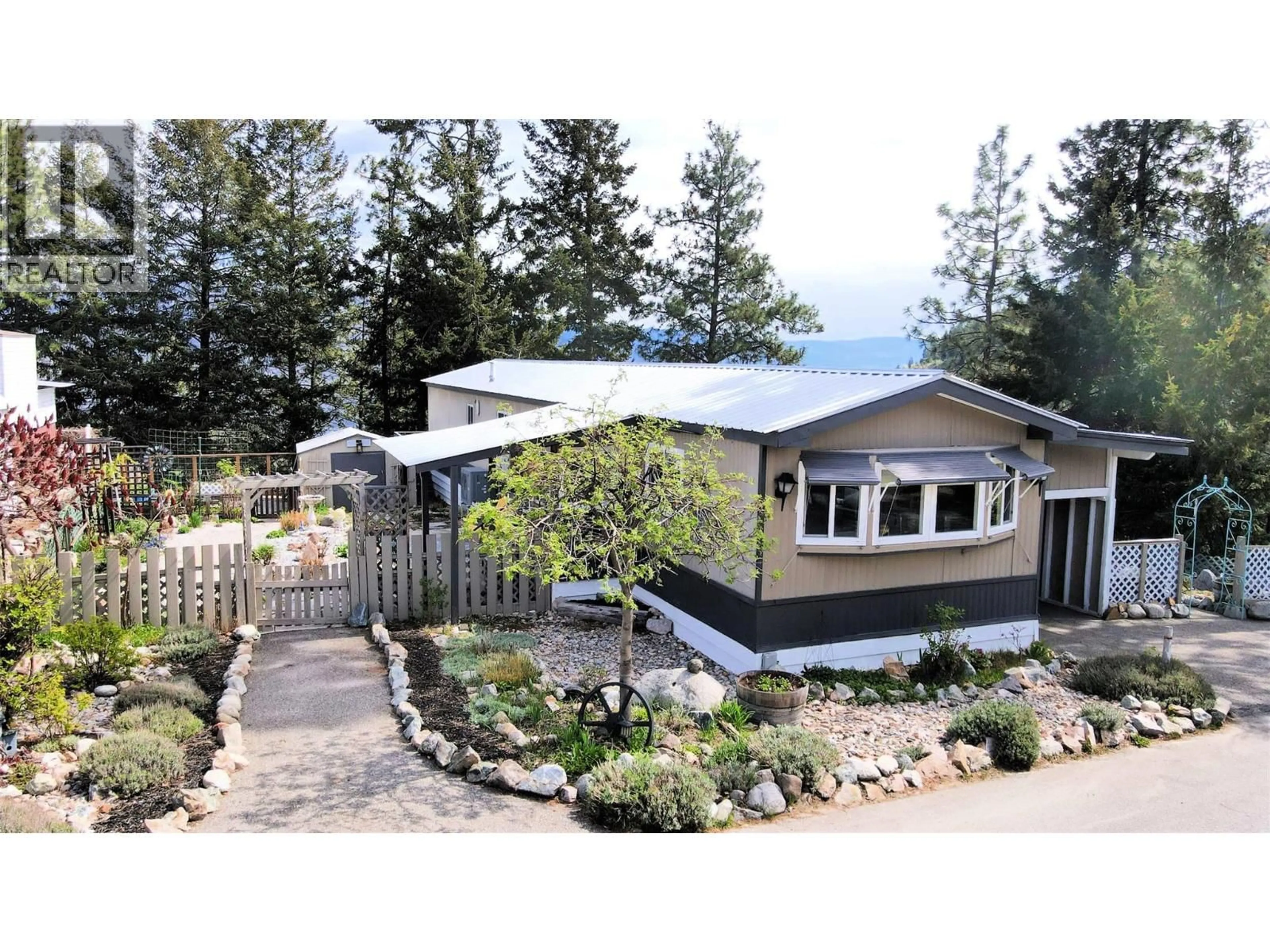 Home with vinyl exterior material, water/lake/river/ocean view for 11 - 5371 PRINCETON AVENUE, Peachland British Columbia V0H1X8