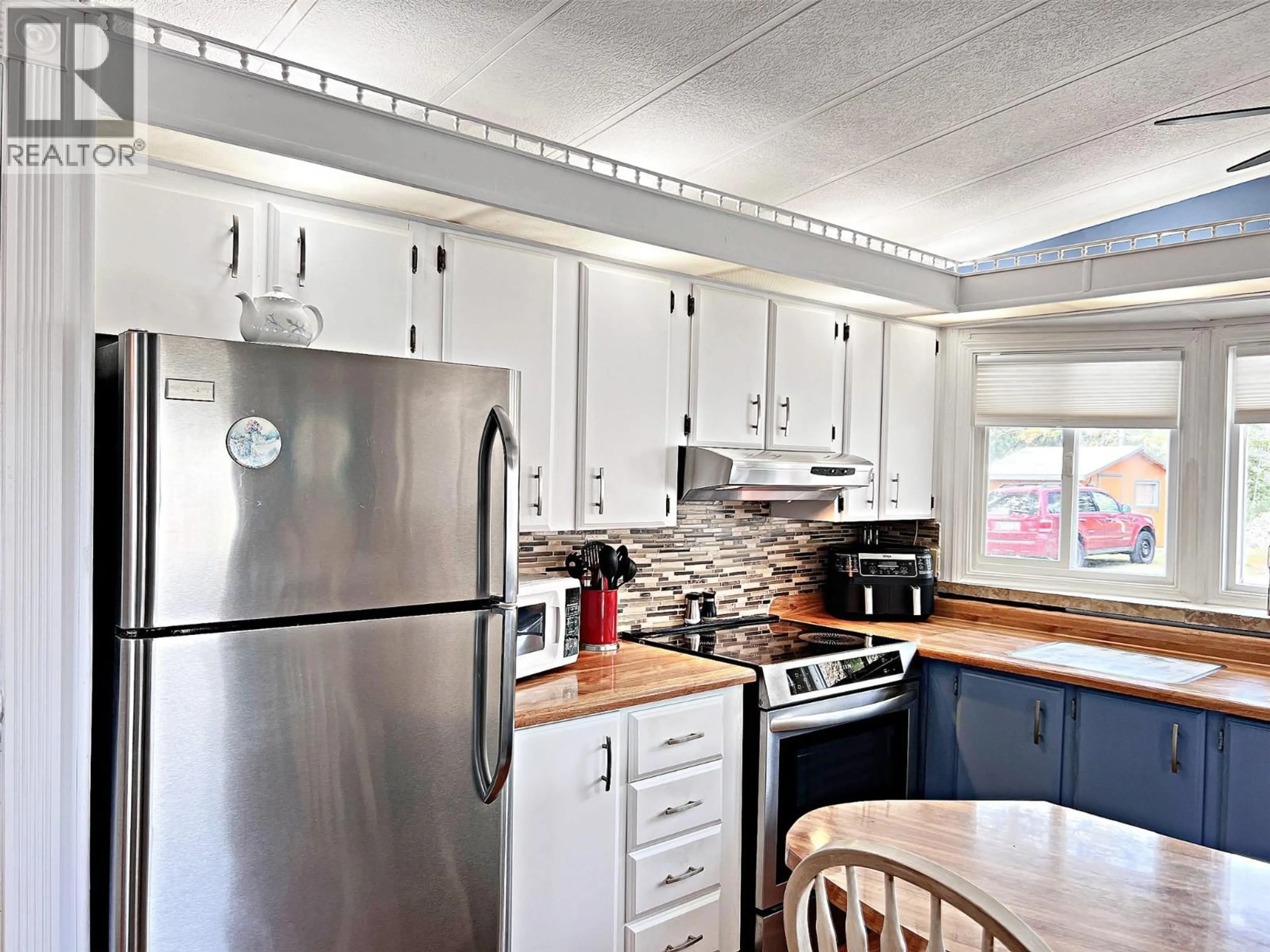 Standard kitchen, wood/laminate floor for 11 - 5371 PRINCETON AVENUE, Peachland British Columbia V0H1X8