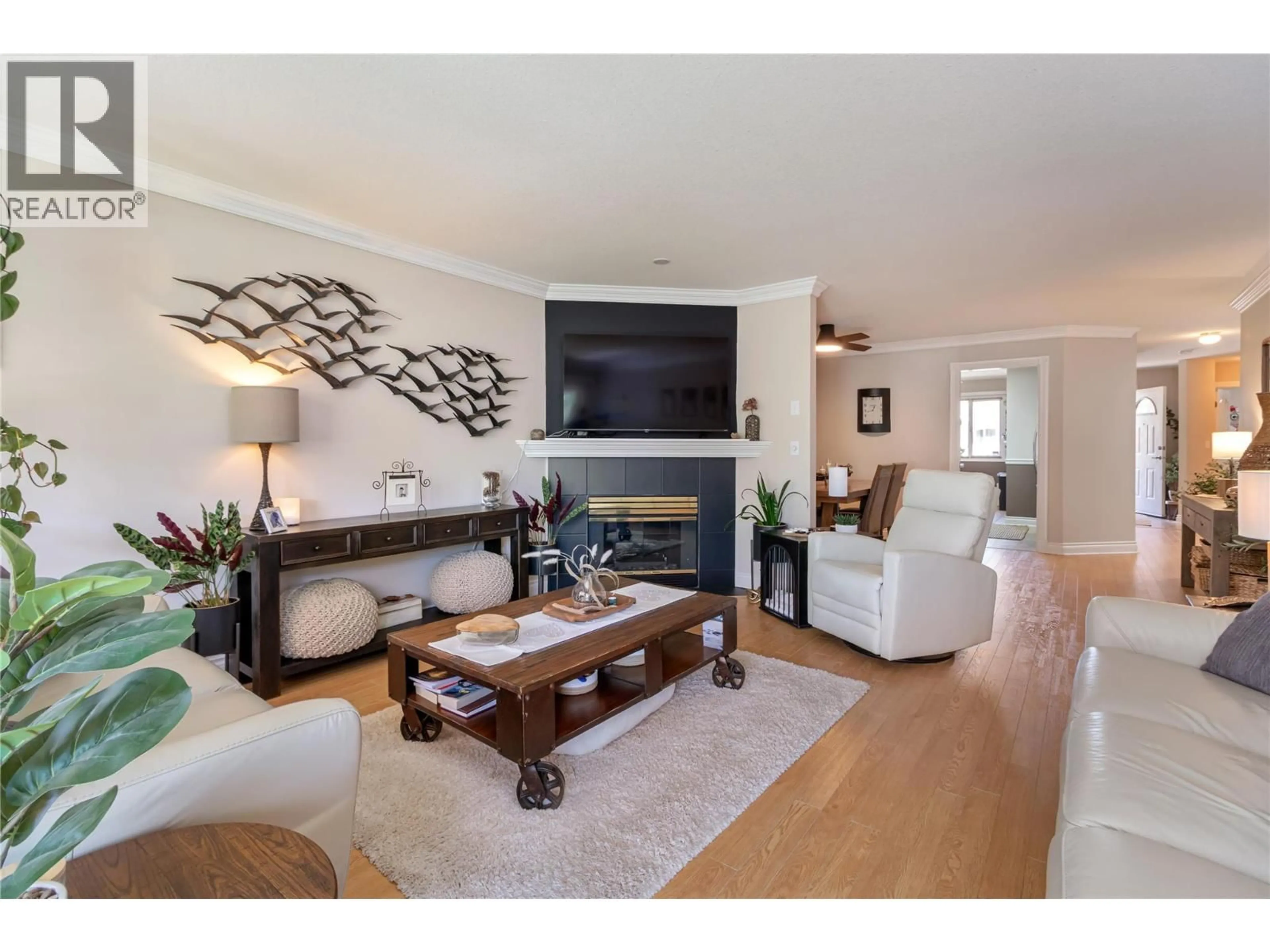 Living room with furniture, wood/laminate floor for 3 - 1886 PARKVIEW CRESCENT, Kelowna British Columbia V1X7G6