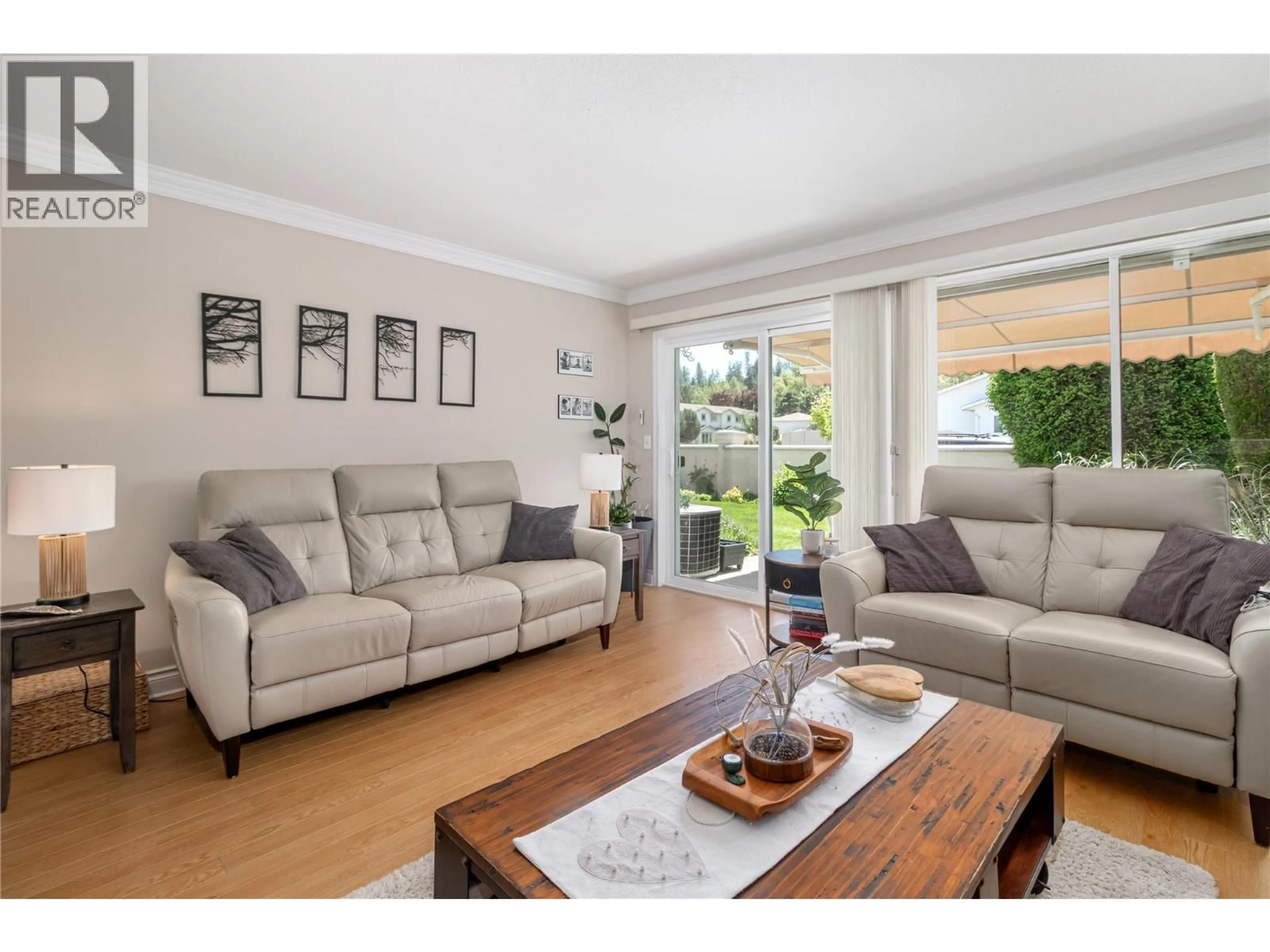 Living room with furniture, wood/laminate floor for 3 - 1886 PARKVIEW CRESCENT, Kelowna British Columbia V1X7G6