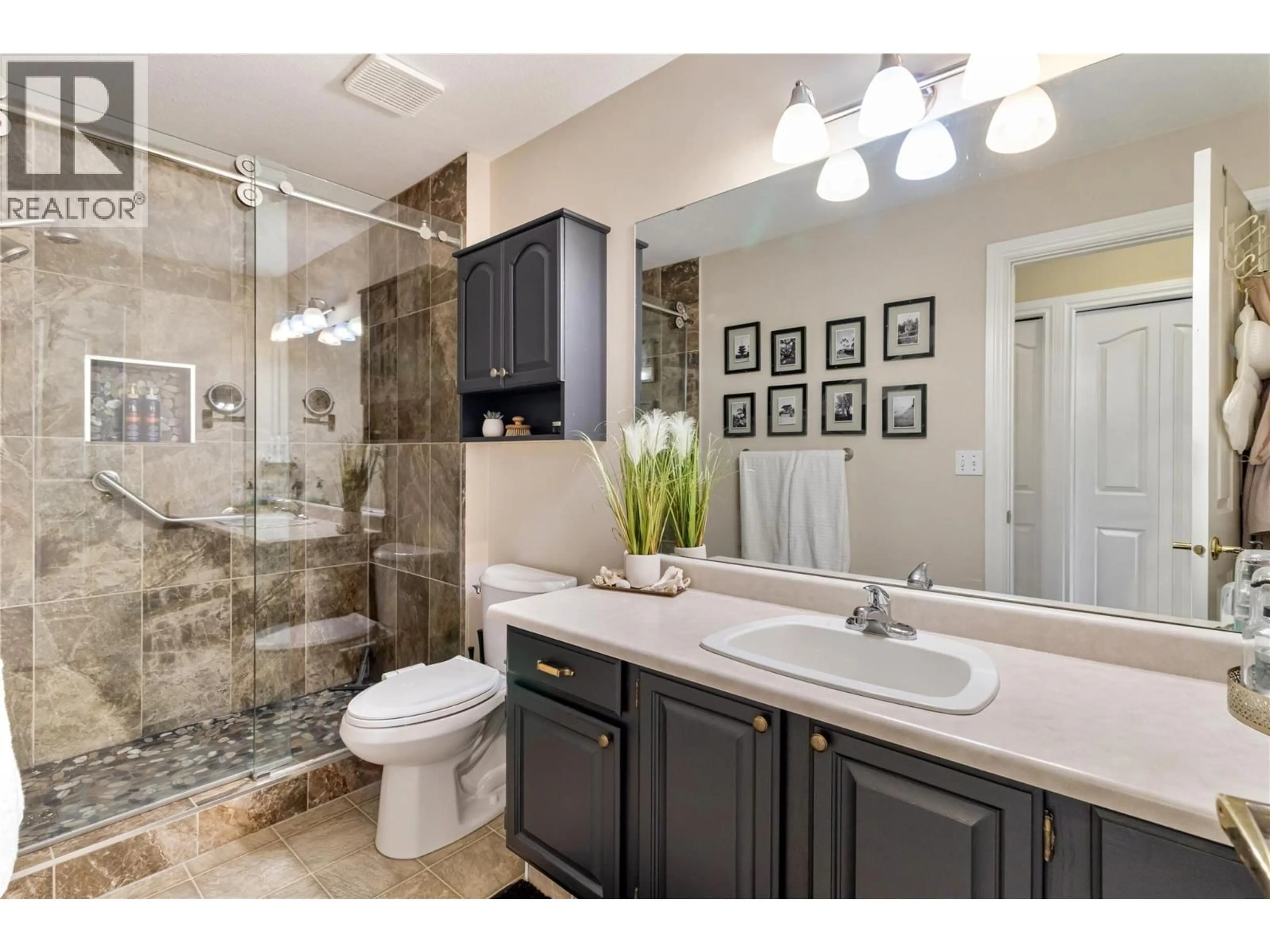 Contemporary bathroom, ceramic/tile floor for 3 - 1886 PARKVIEW CRESCENT, Kelowna British Columbia V1X7G6