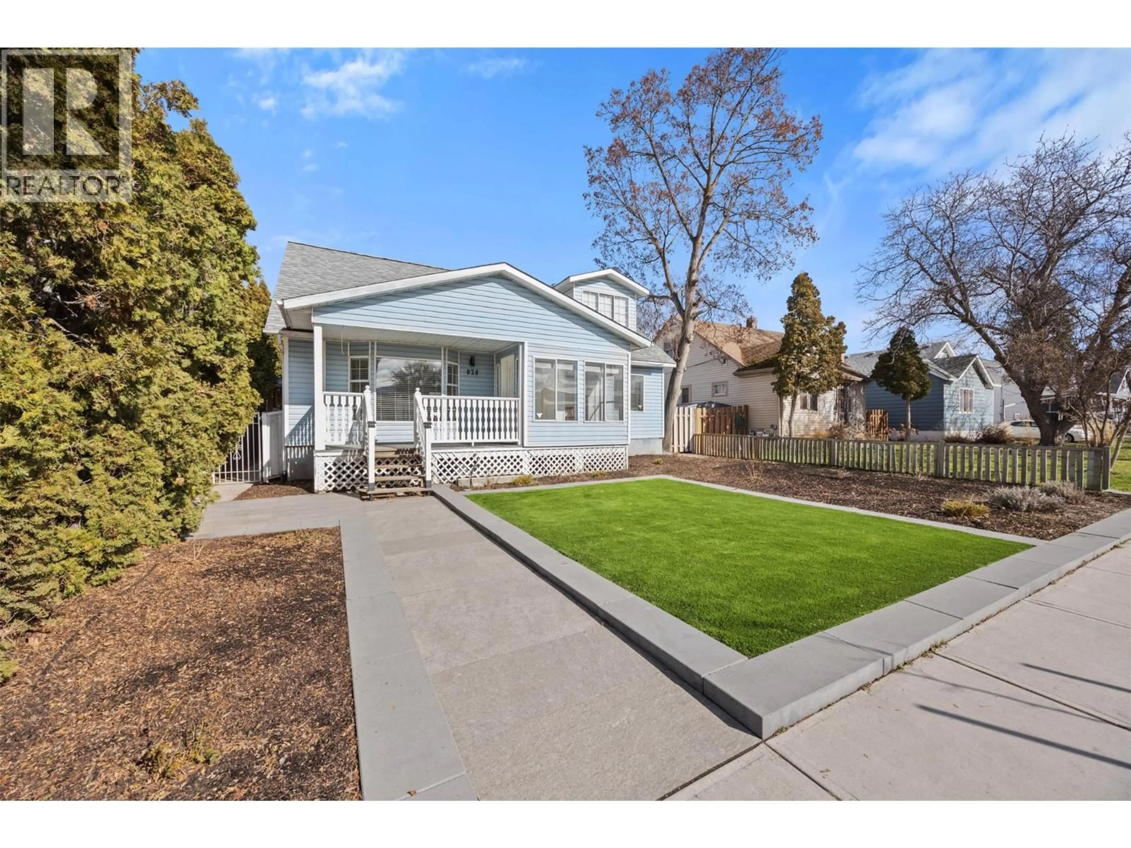 Home with vinyl exterior material, street for 828 SUTHERLAND AVENUE, Kelowna British Columbia V1Y5X5