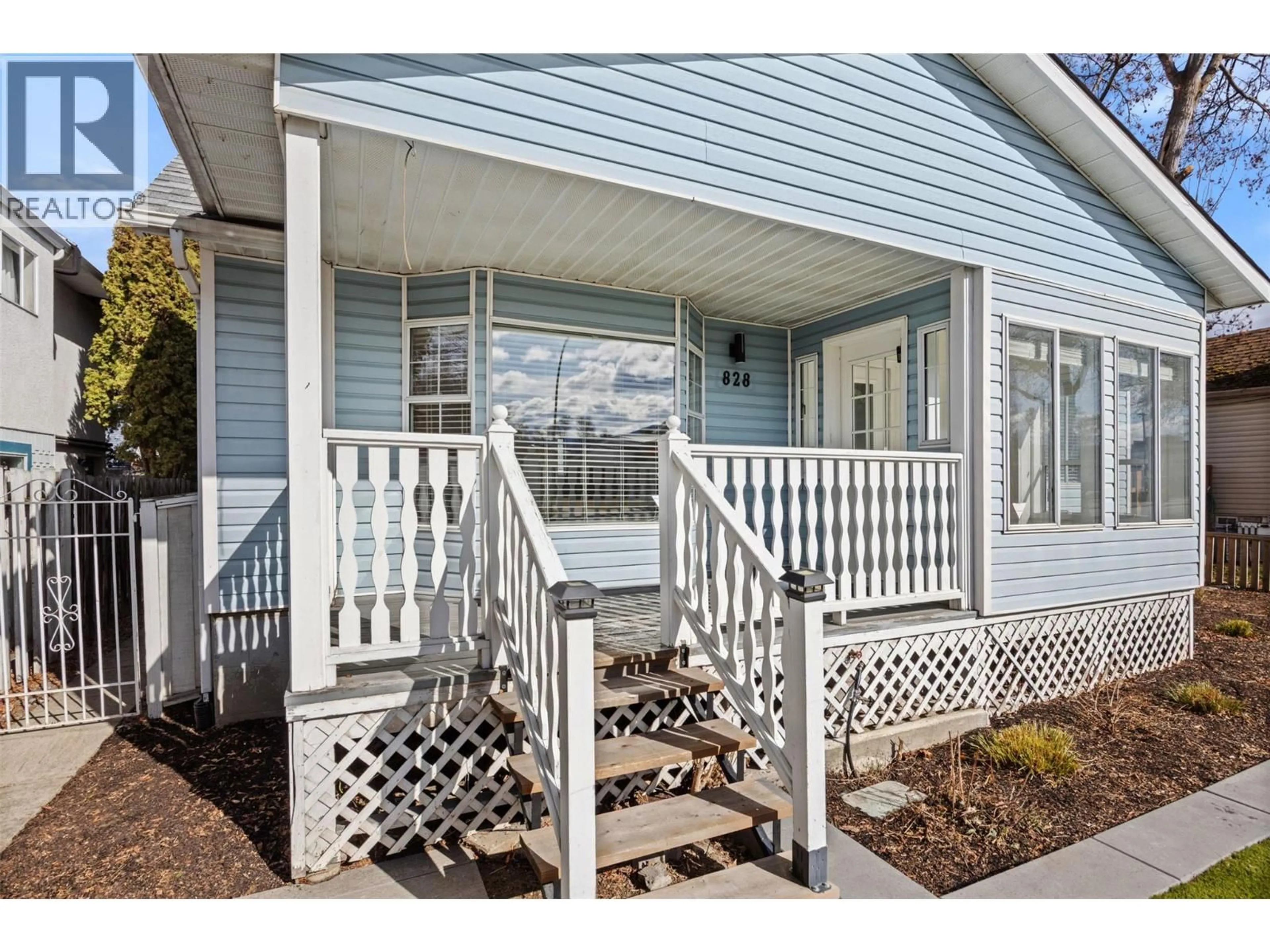 Home with vinyl exterior material, street for 828 SUTHERLAND AVENUE, Kelowna British Columbia V1Y5X5