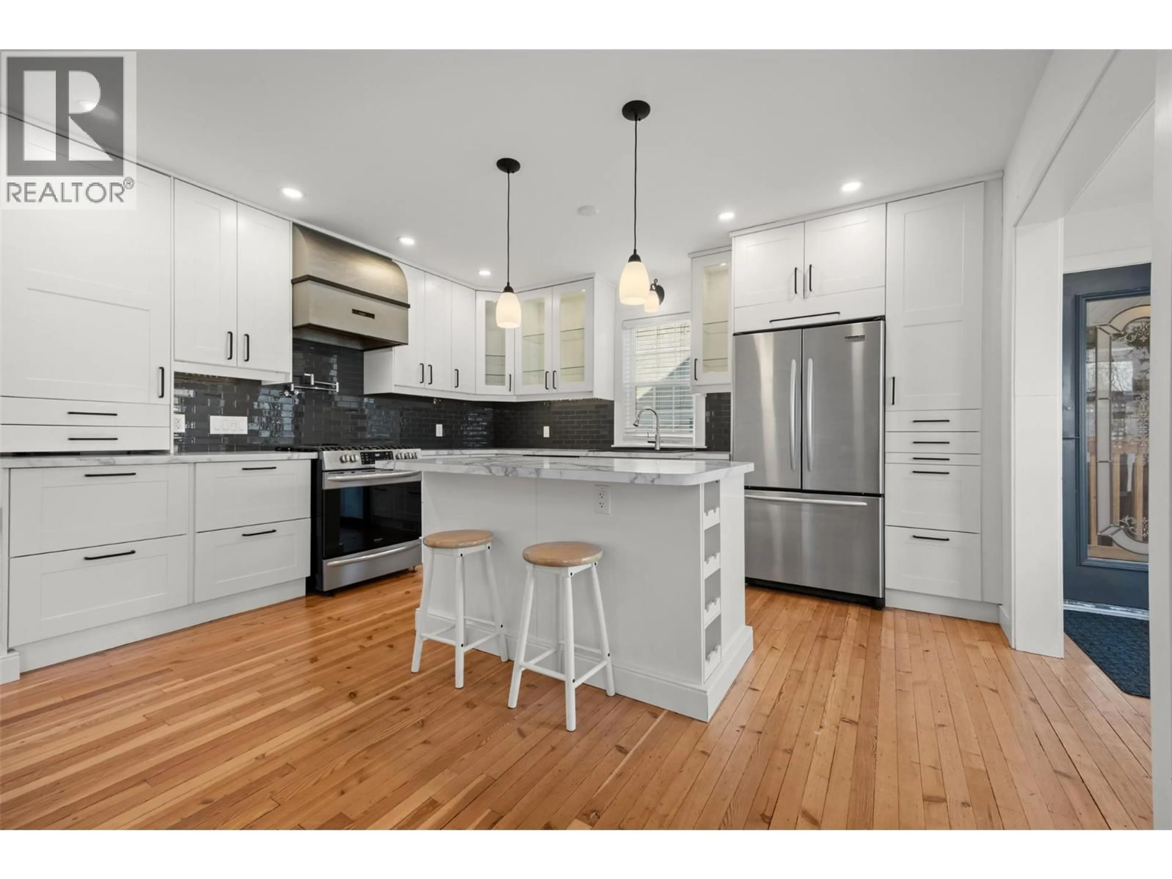 Open concept kitchen, wood/laminate floor for 828 SUTHERLAND AVENUE, Kelowna British Columbia V1Y5X5