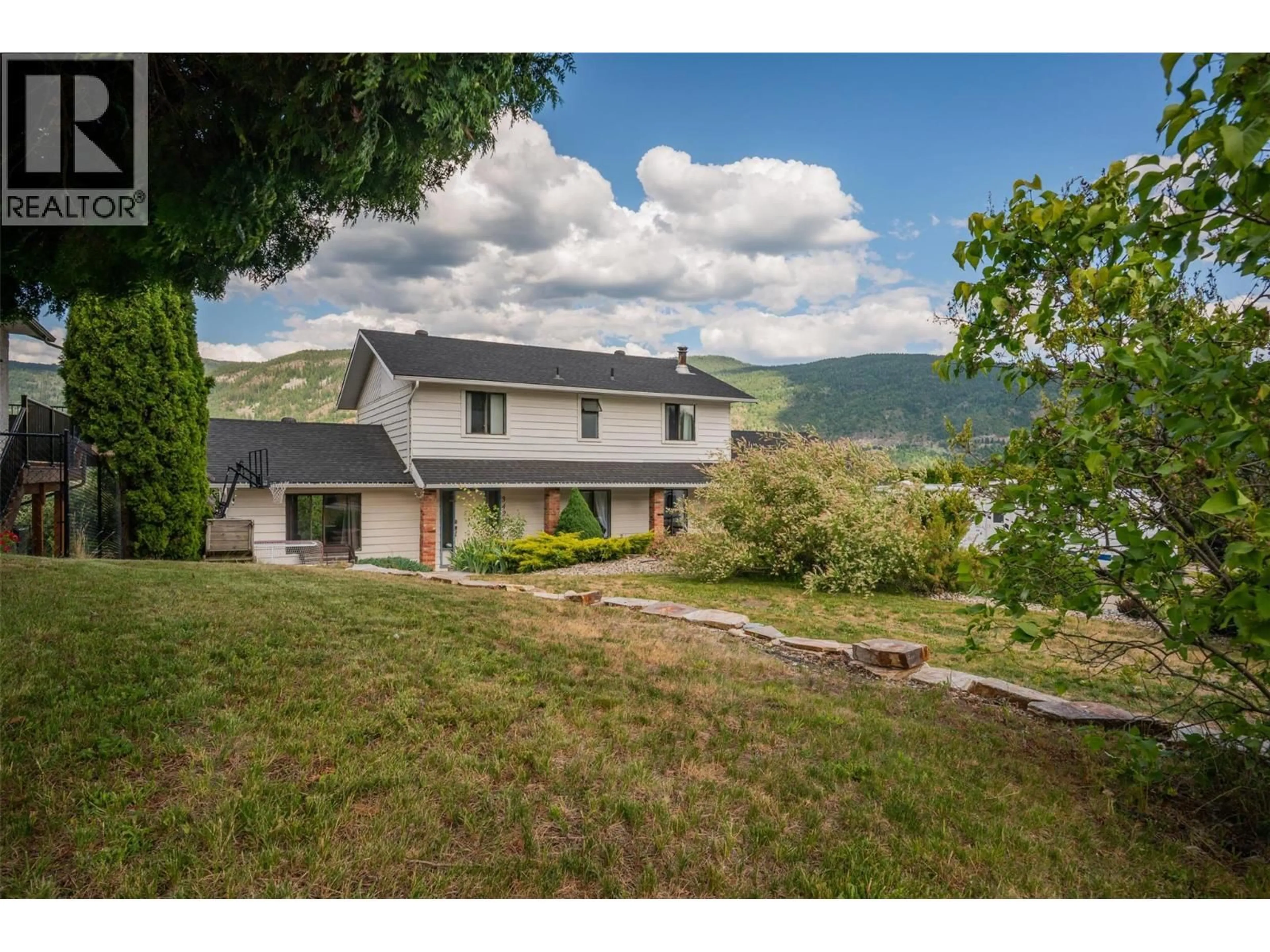 A pic from outside/outdoor area/front of a property/back of a property/a pic from drone, mountain view for 3421 SOUTHRIDGE DRIVE, Castlegar British Columbia V1N3X7