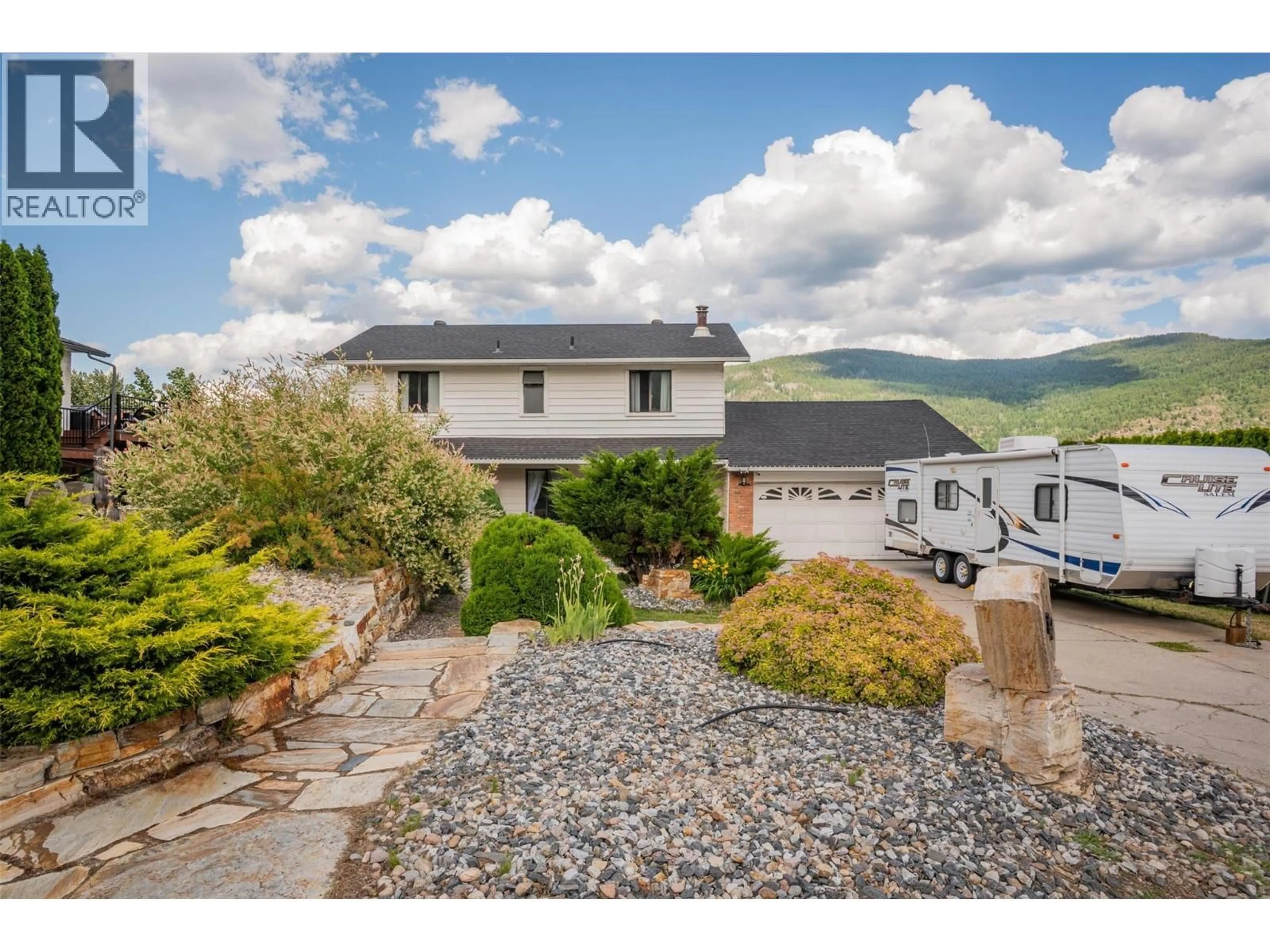 A pic from outside/outdoor area/front of a property/back of a property/a pic from drone, mountain view for 3421 SOUTHRIDGE DRIVE, Castlegar British Columbia V1N3X7
