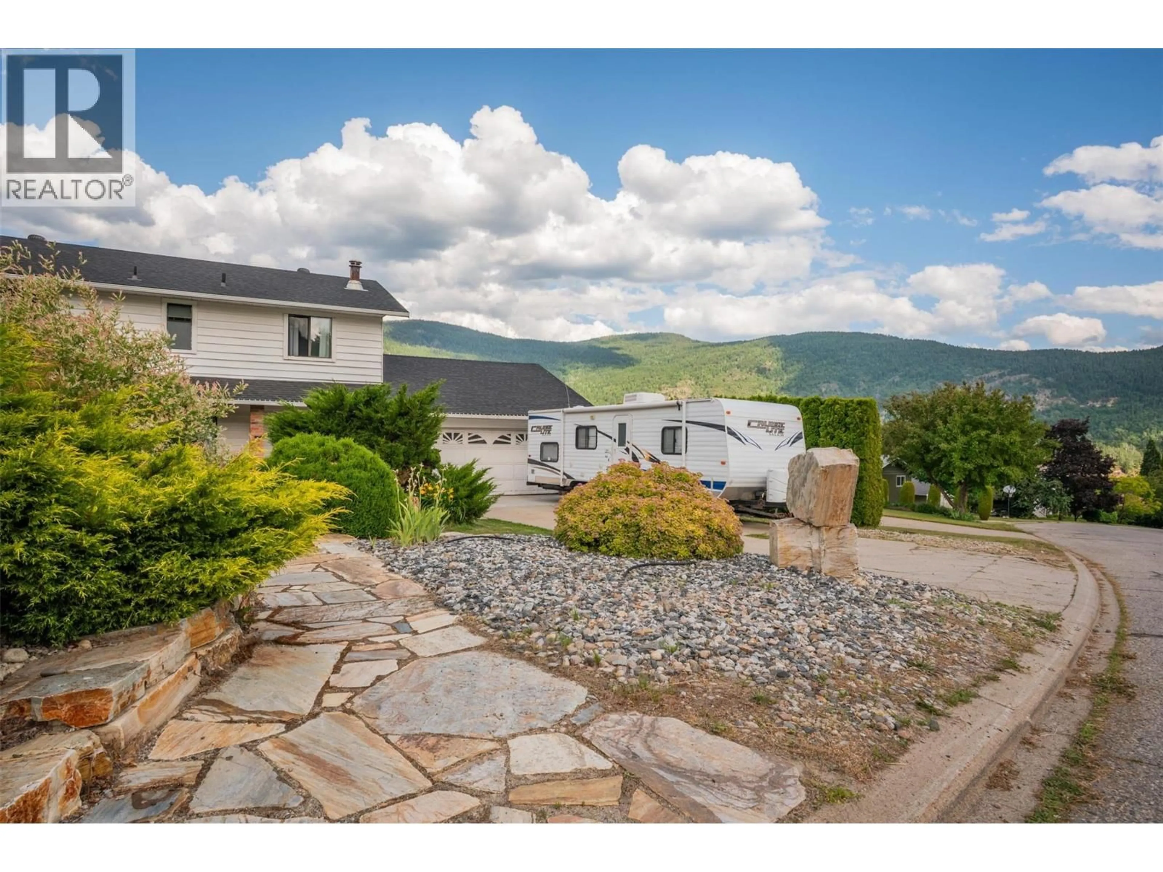 A pic from outside/outdoor area/front of a property/back of a property/a pic from drone, mountain view for 3421 SOUTHRIDGE DRIVE, Castlegar British Columbia V1N3X7