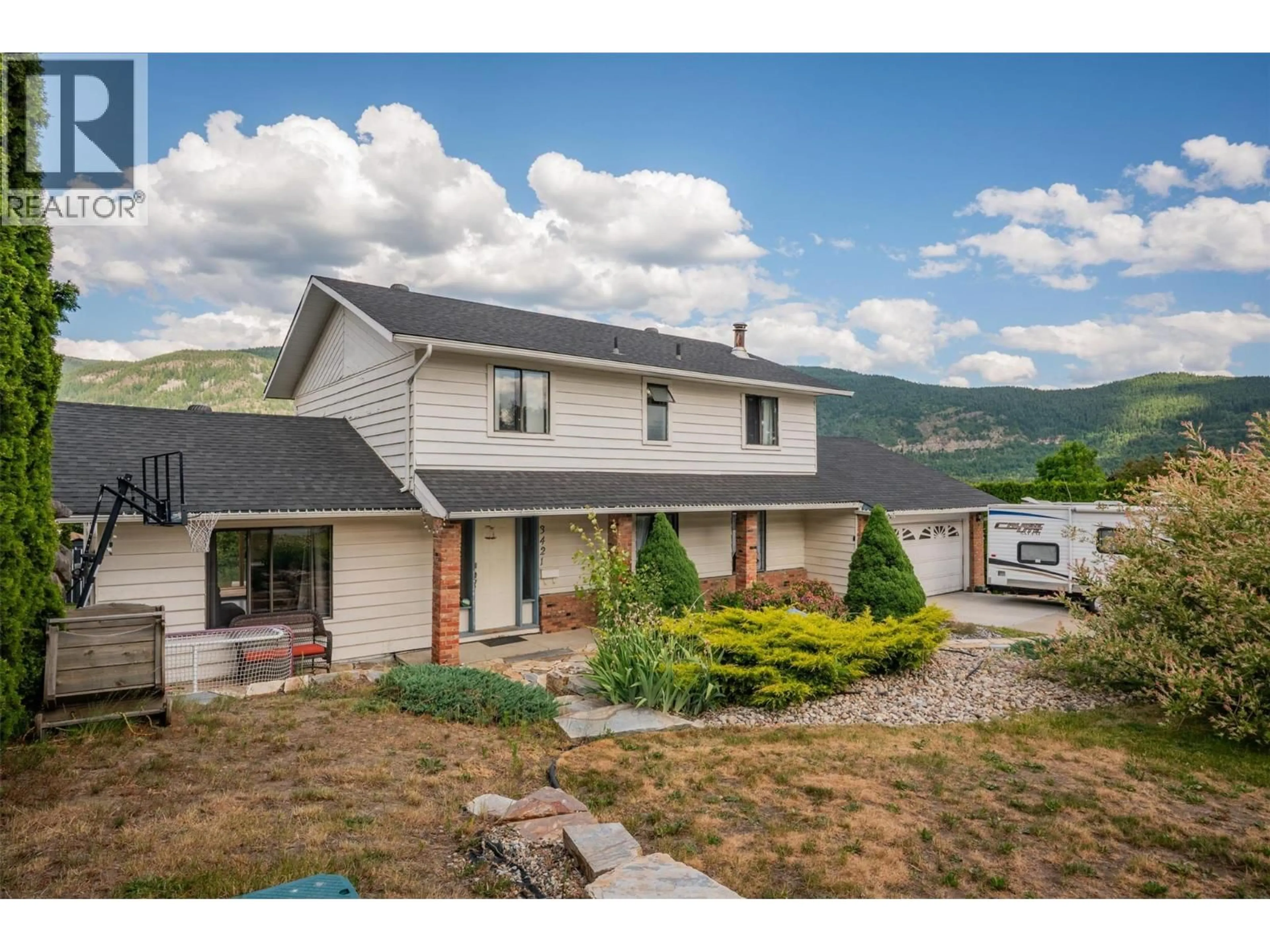 A pic from outside/outdoor area/front of a property/back of a property/a pic from drone, mountain view for 3421 SOUTHRIDGE DRIVE, Castlegar British Columbia V1N3X7