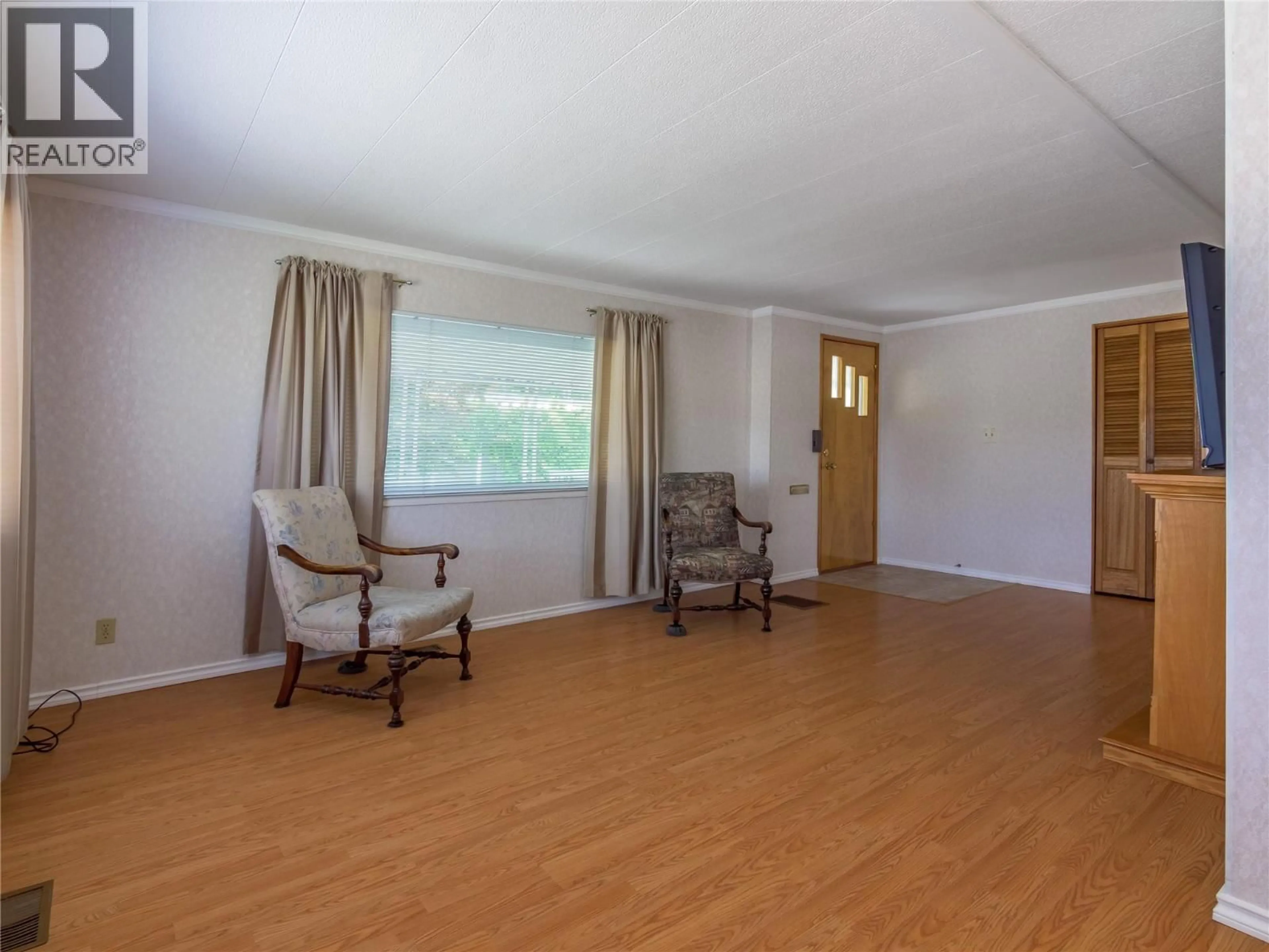 Living room with furniture, wood/laminate floor for 32 - 321 YORKTON AVENUE, Penticton British Columbia V2A3V6