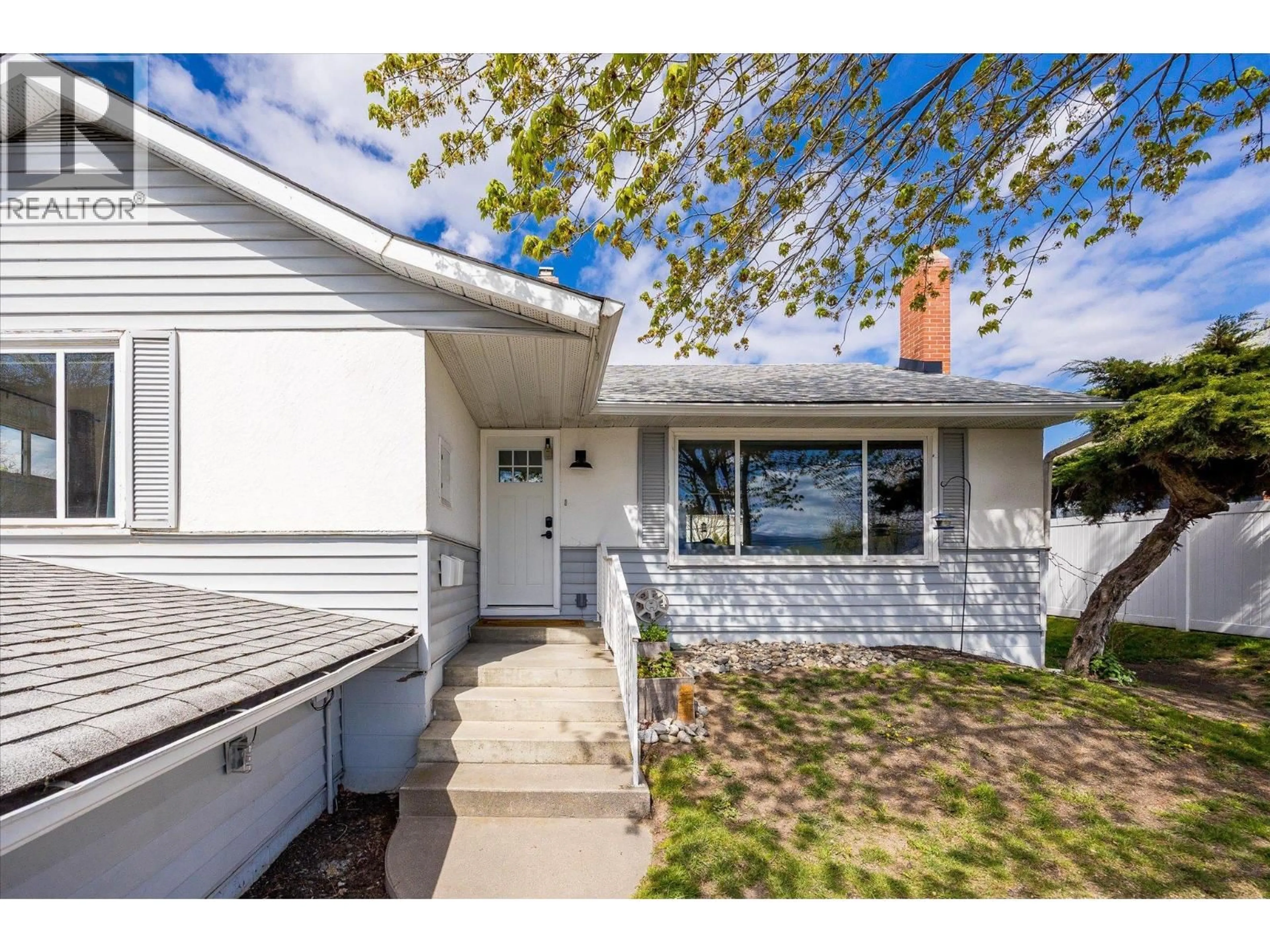 Home with vinyl exterior material, street for 1614 BERNARD AVENUE, Kelowna British Columbia V1Y6R9