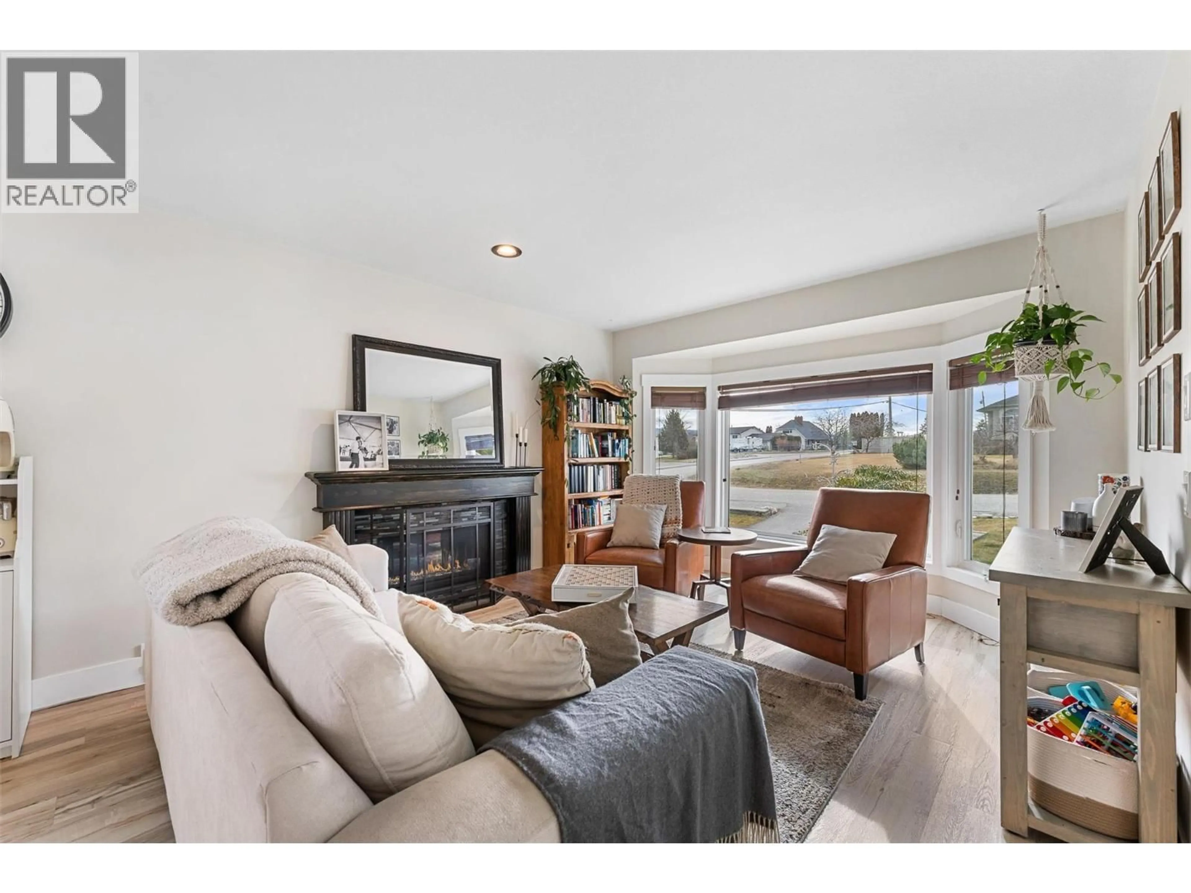 Living room with furniture, unknown for 2186 FINLAY COURT, Lake Country British Columbia V1V1J1