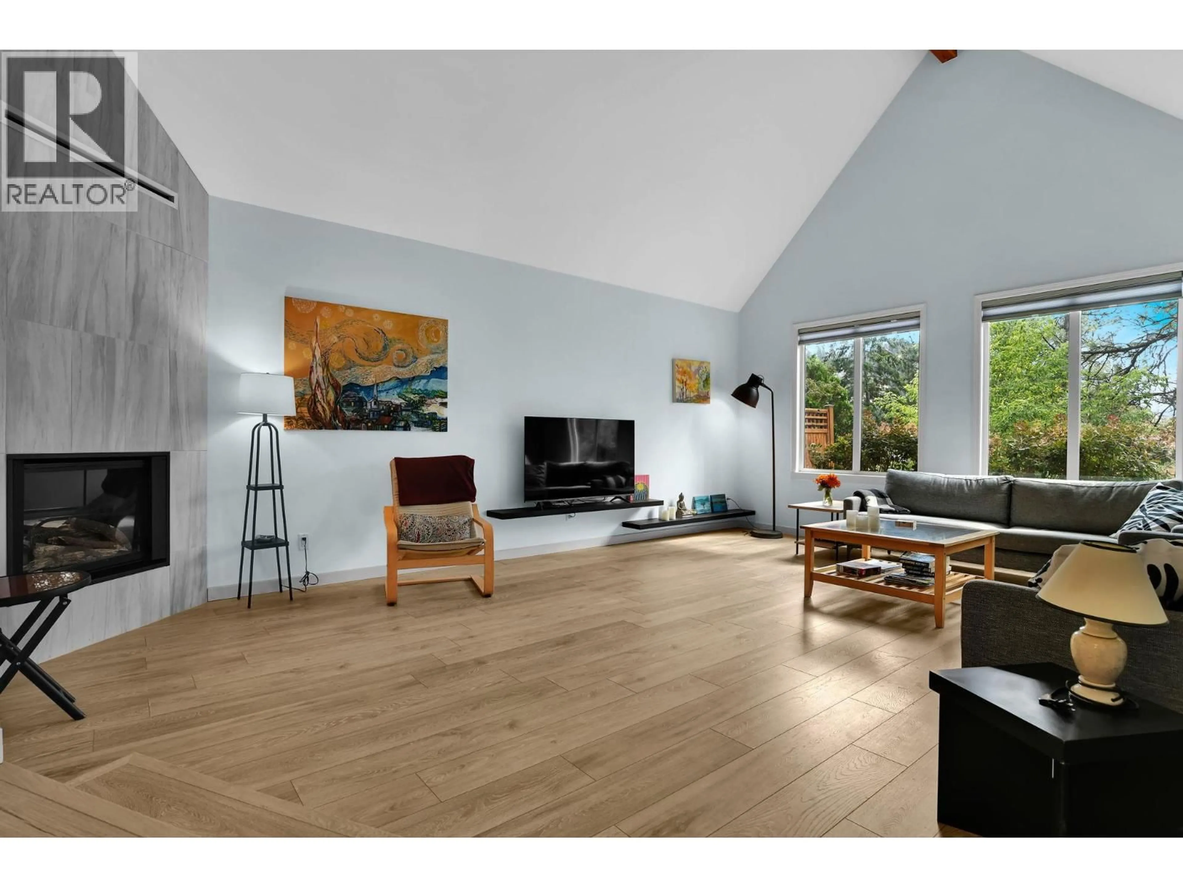 Living room with furniture, wood/laminate floor for 115 PAR BOULEVARD, Kaleden British Columbia V0H1K0