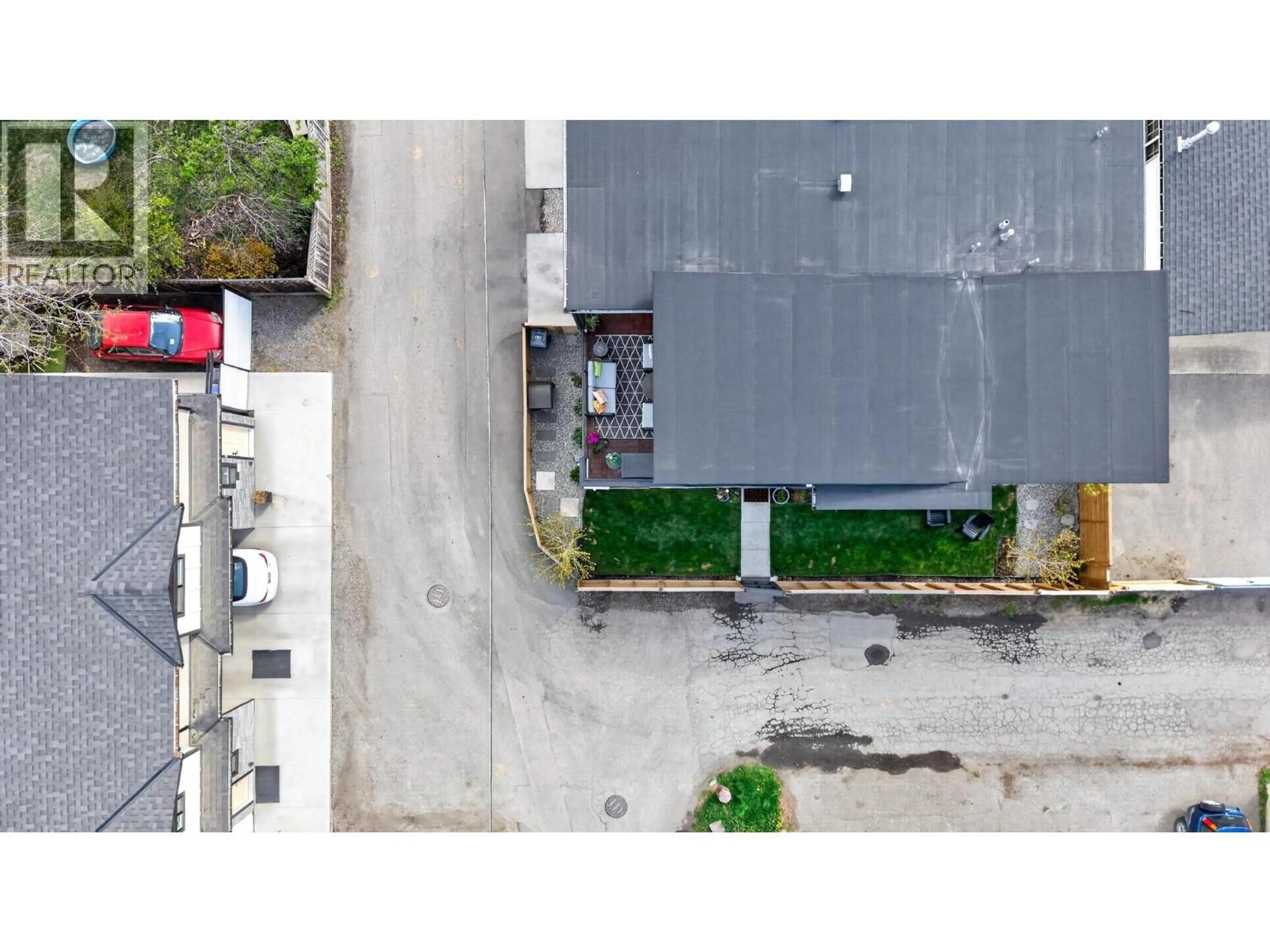 A pic from outside/outdoor area/front of a property/back of a property/a pic from drone, street for 1 - 1452 ETHEL STREET, Kelowna British Columbia V1Y2Z7