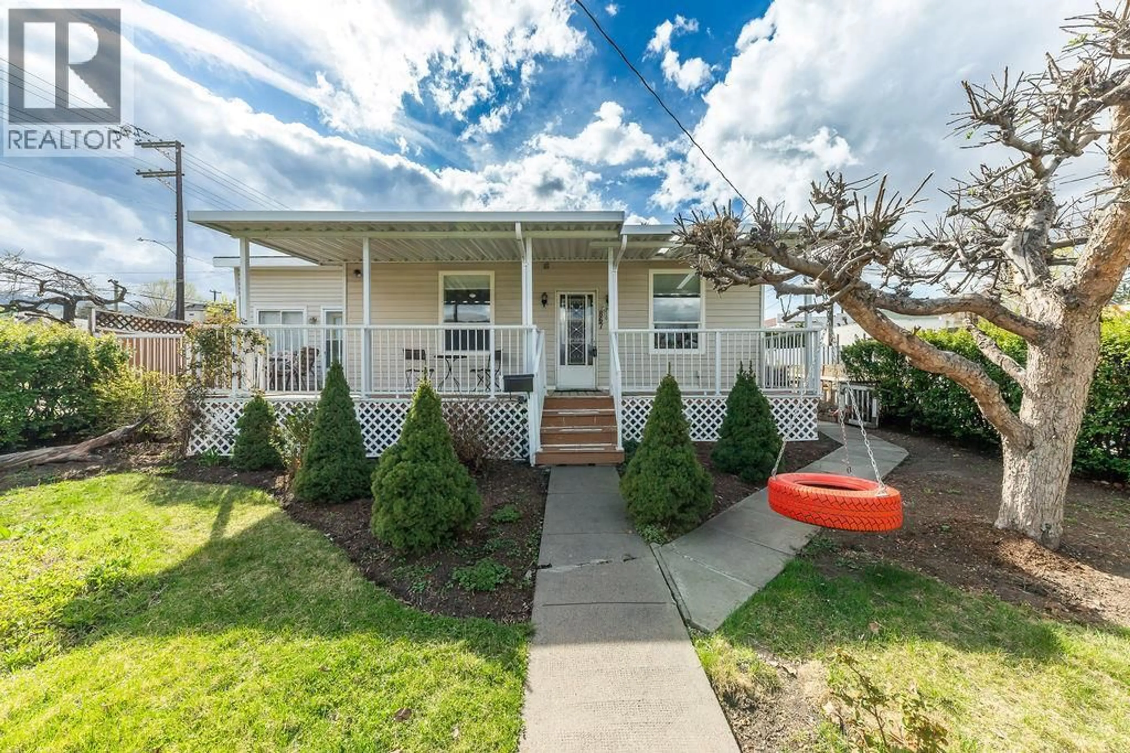 Home with vinyl exterior material, street for 867 COLUMBIA STREET, Kamloops British Columbia V2C3W3