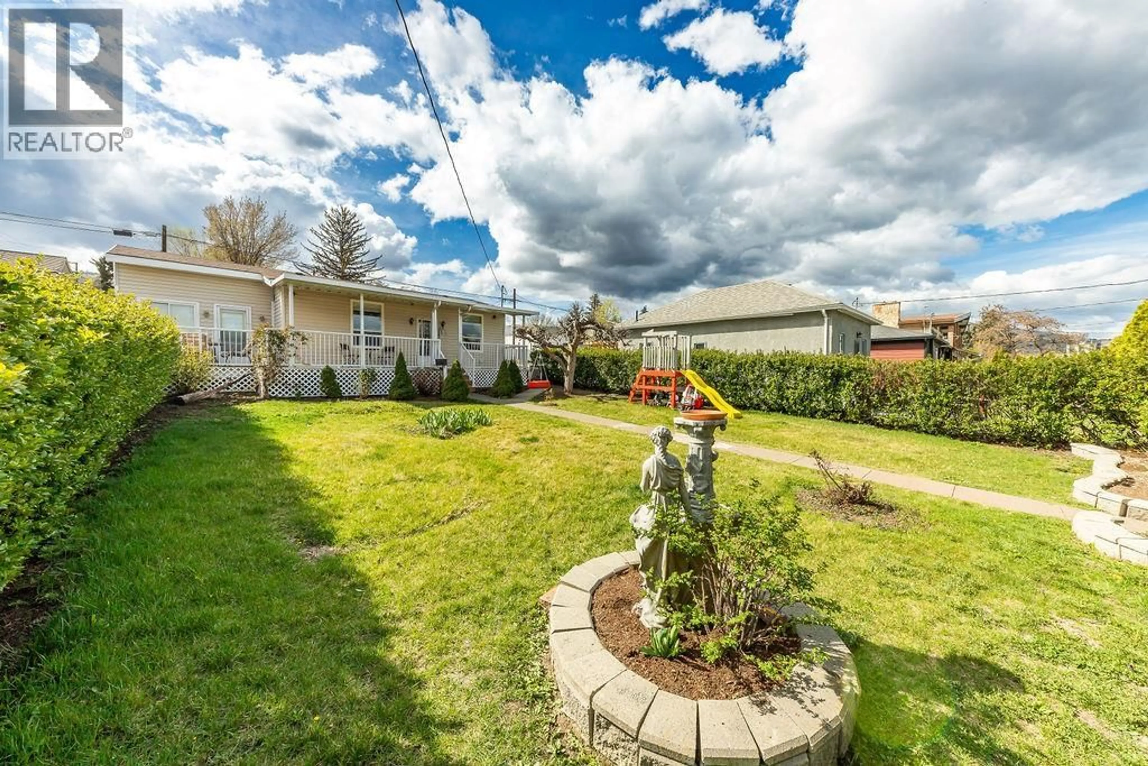 A pic from outside/outdoor area/front of a property/back of a property/a pic from drone, street for 867 COLUMBIA STREET, Kamloops British Columbia V2C3W3