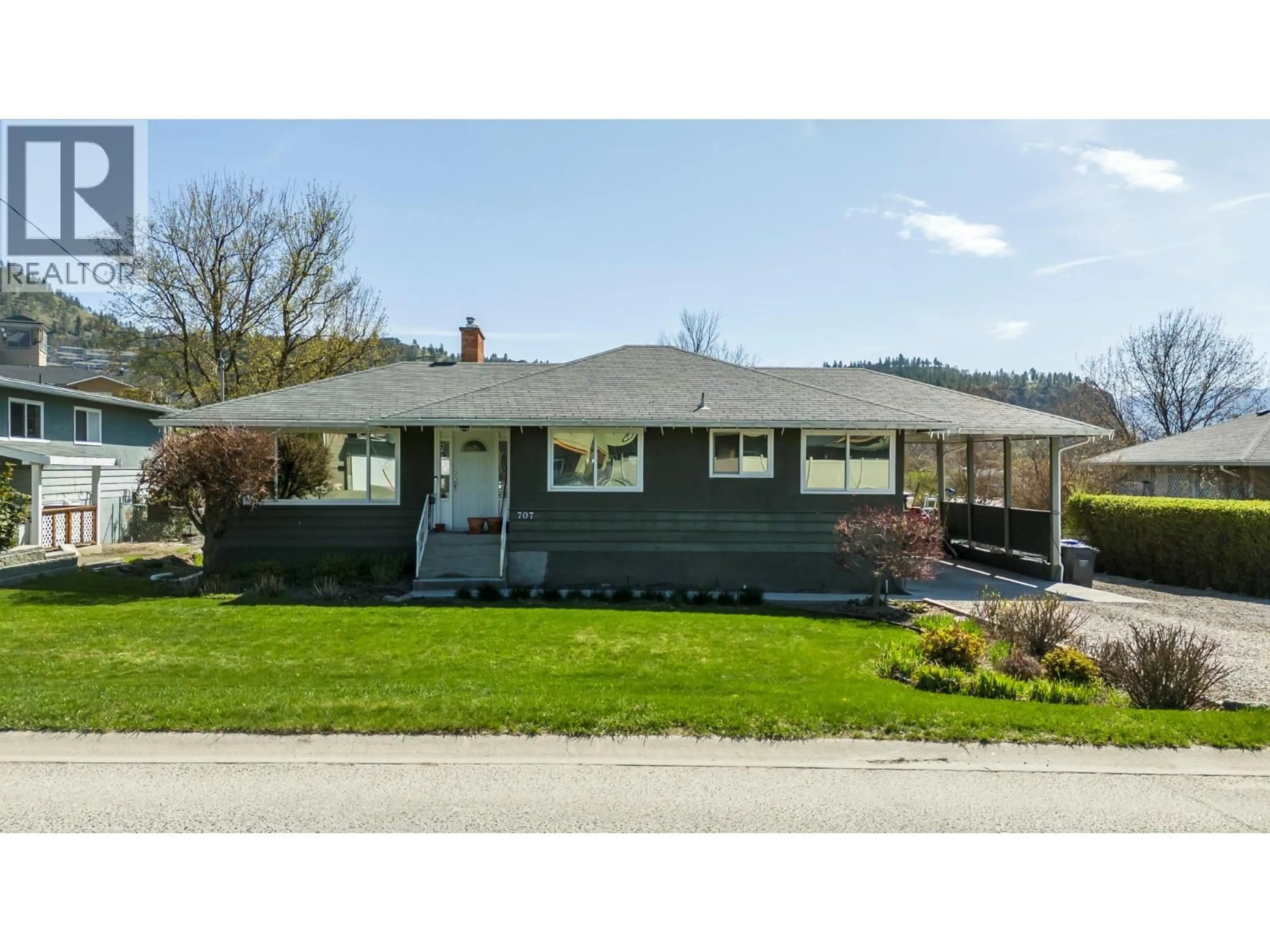 Home with vinyl exterior material, street for 707 GLENBURN STREET, Kelowna British Columbia V1Y4G4