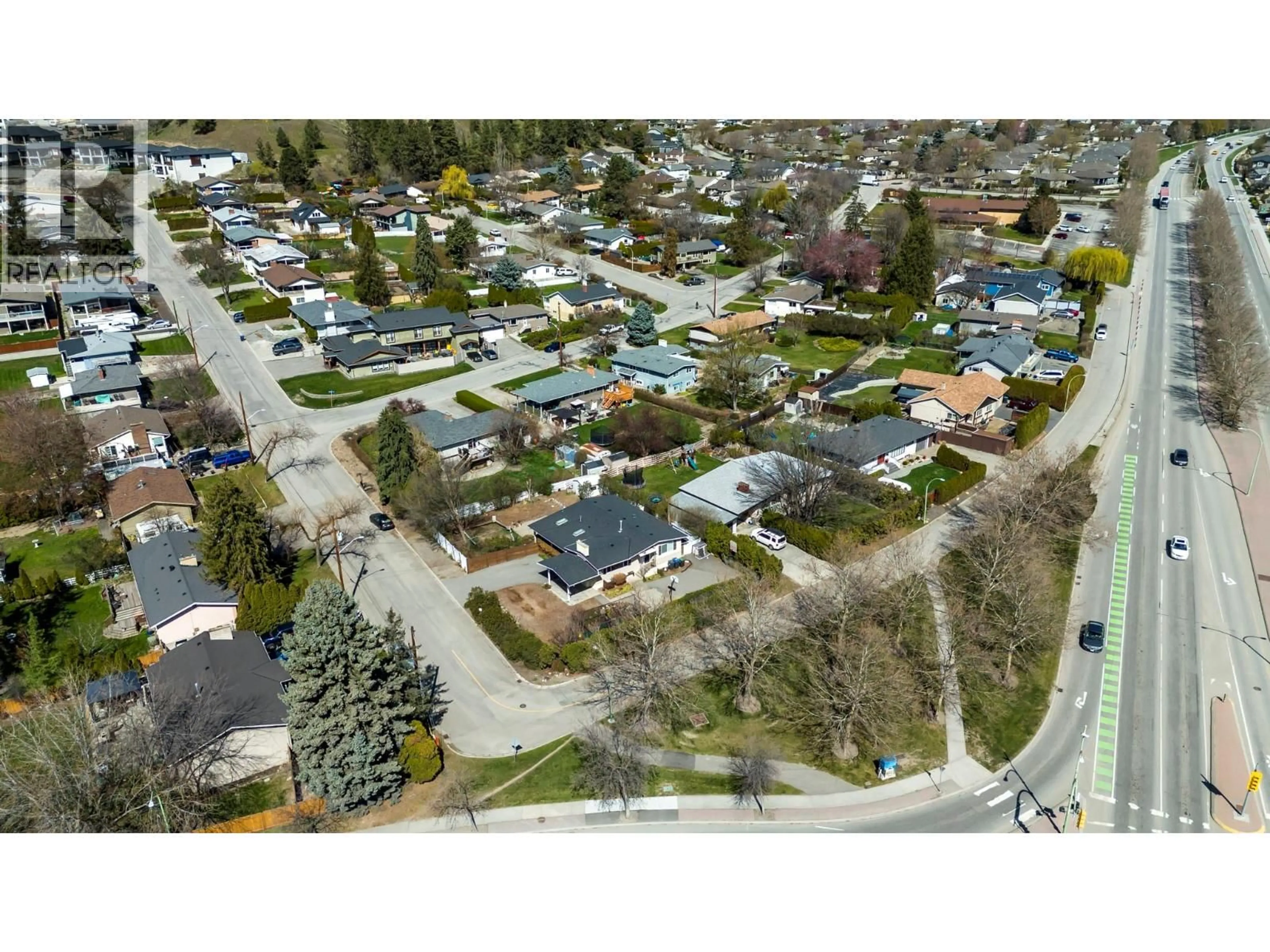 A pic from outside/outdoor area/front of a property/back of a property/a pic from drone, street for 707 GLENBURN STREET, Kelowna British Columbia V1Y4G4