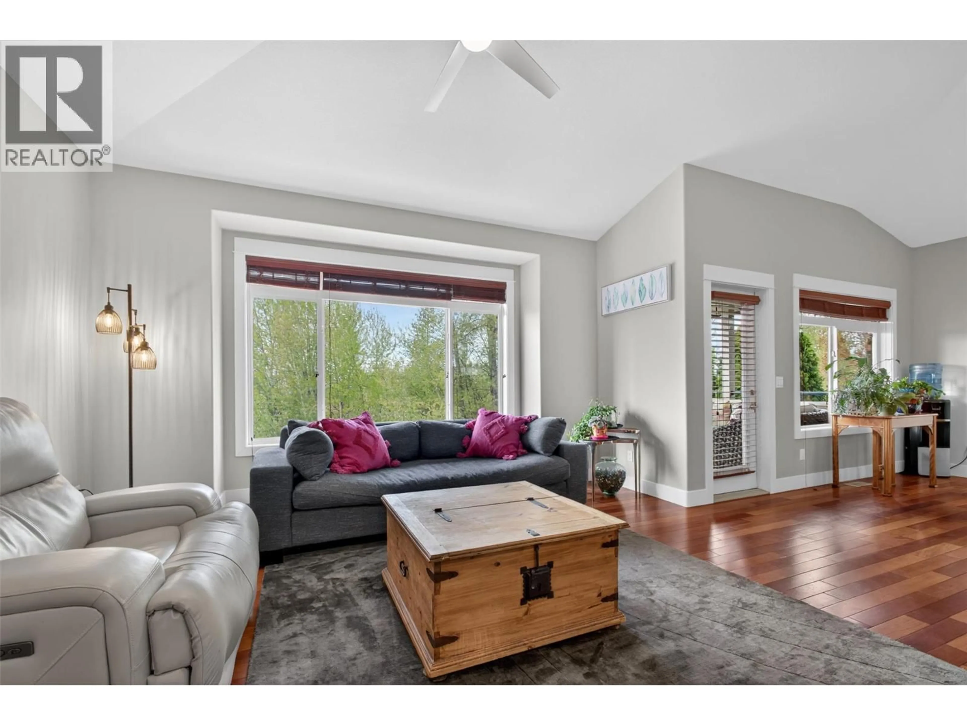 Living room with furniture, wood/laminate floor for 539 SOUTH CREST DRIVE, Kelowna British Columbia V1W4W8