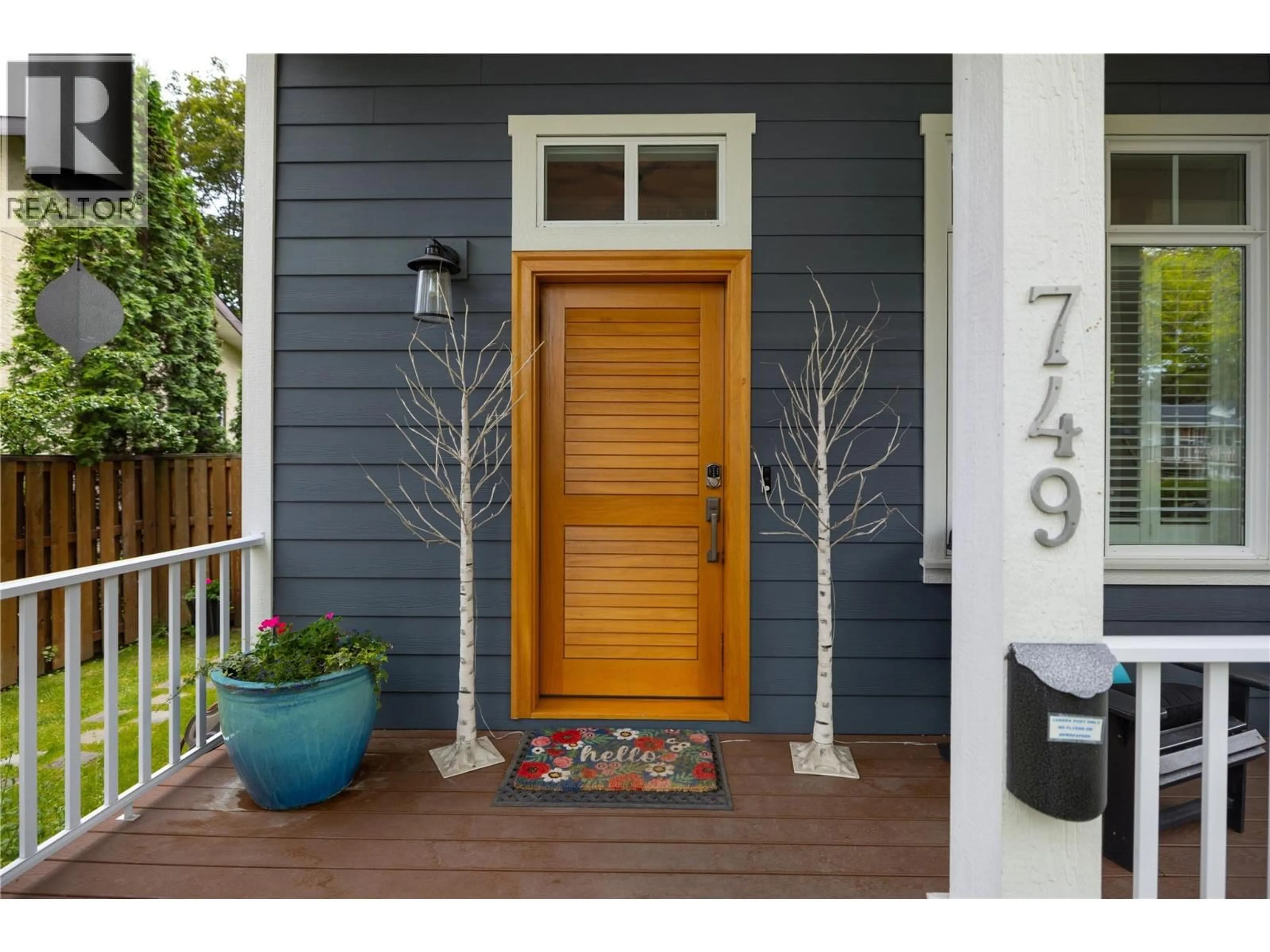 Indoor entryway for 747 & 749 WILSON AVENUE, Kelowna British Columbia V1Y6X8