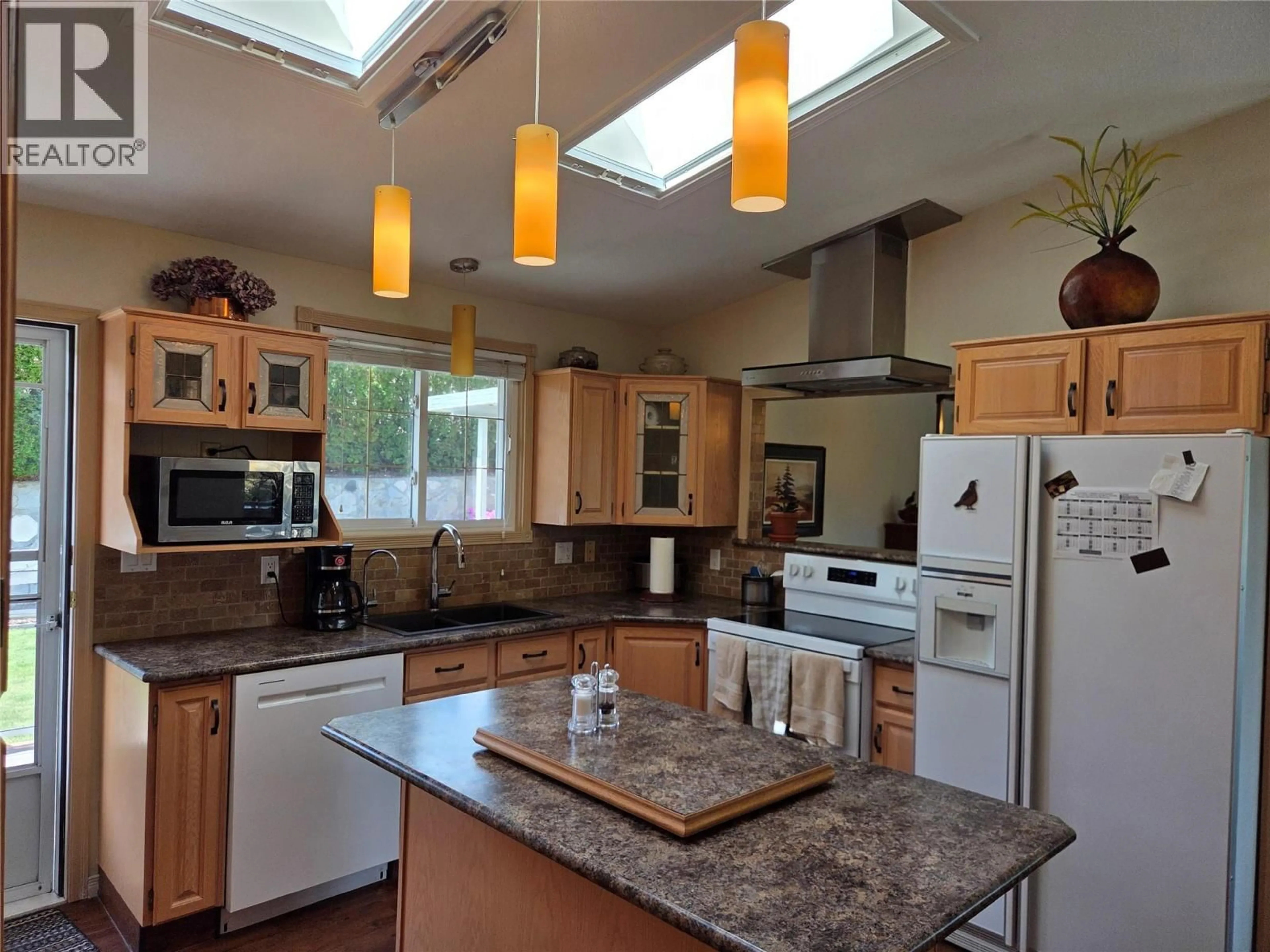 Open concept kitchen, unknown for 114 CEDAR AVENUE, Kaleden British Columbia V0H1K0