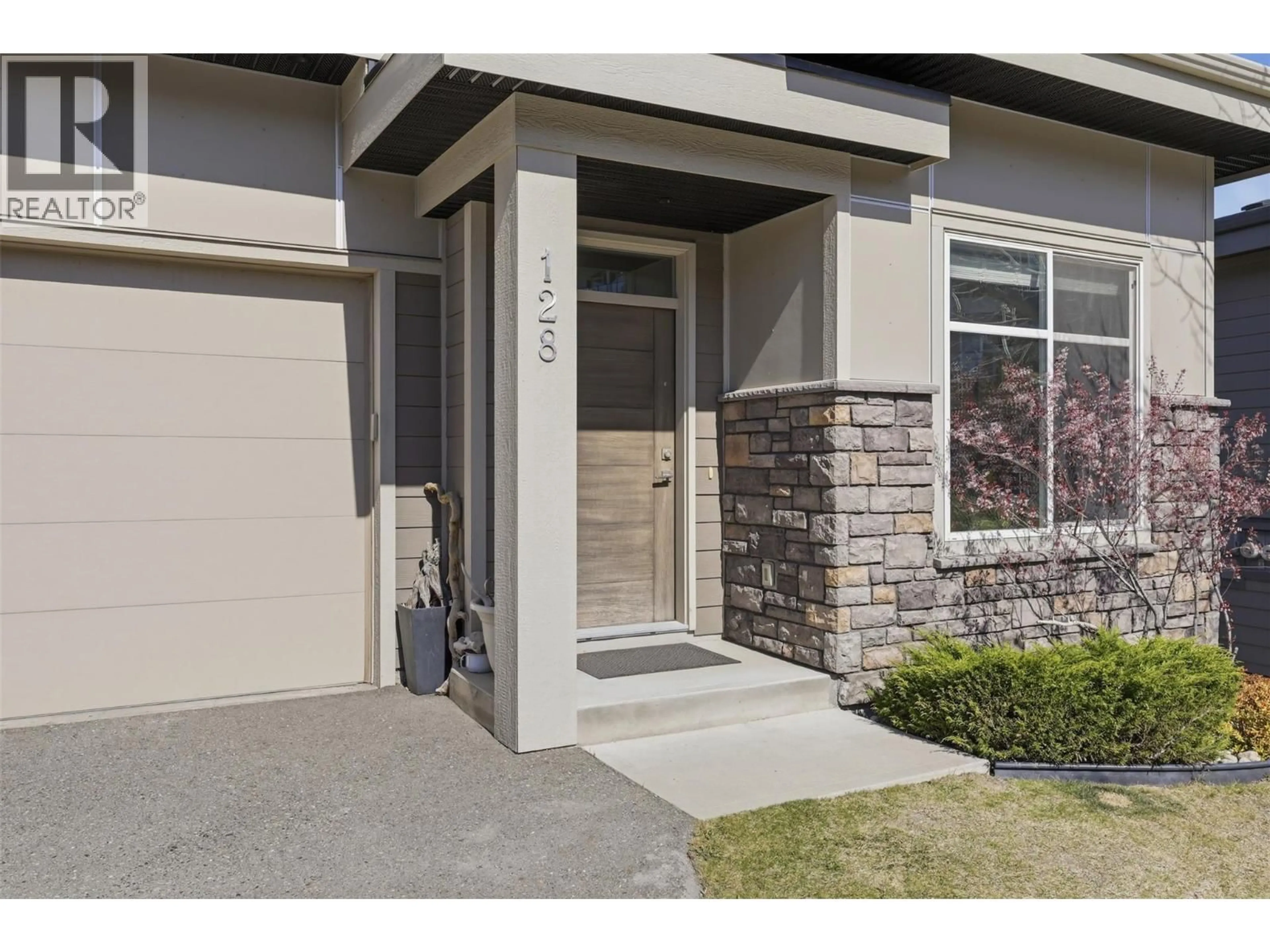 Indoor entryway for 128 - 1993 QU'APPELLE BOULEVARD, Kamloops British Columbia V2E0C2