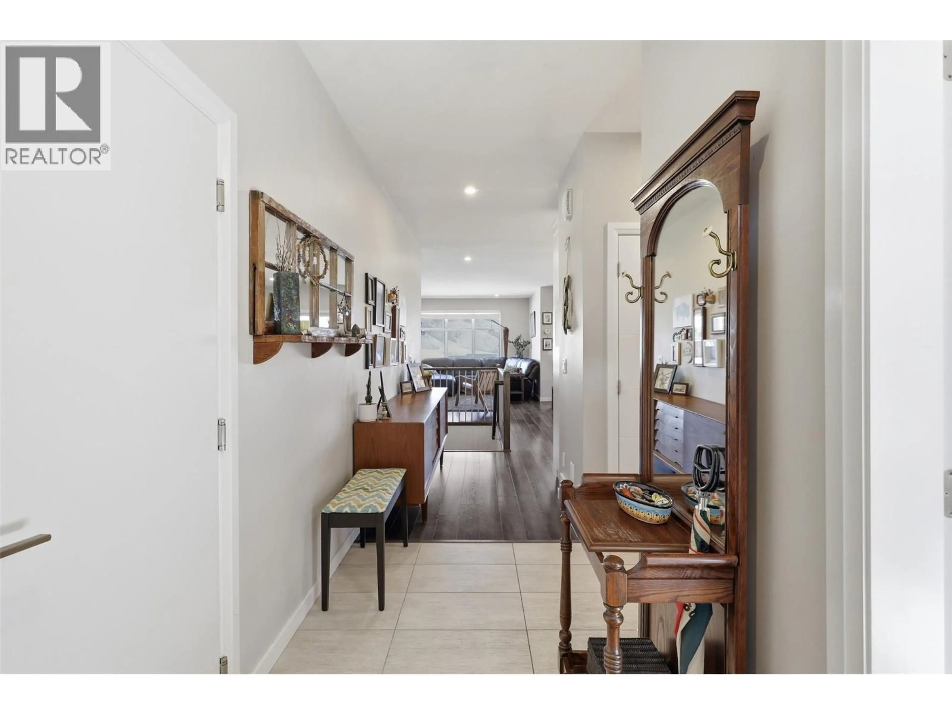 Indoor foyer for 128 - 1993 QU'APPELLE BOULEVARD, Kamloops British Columbia V2E0C2