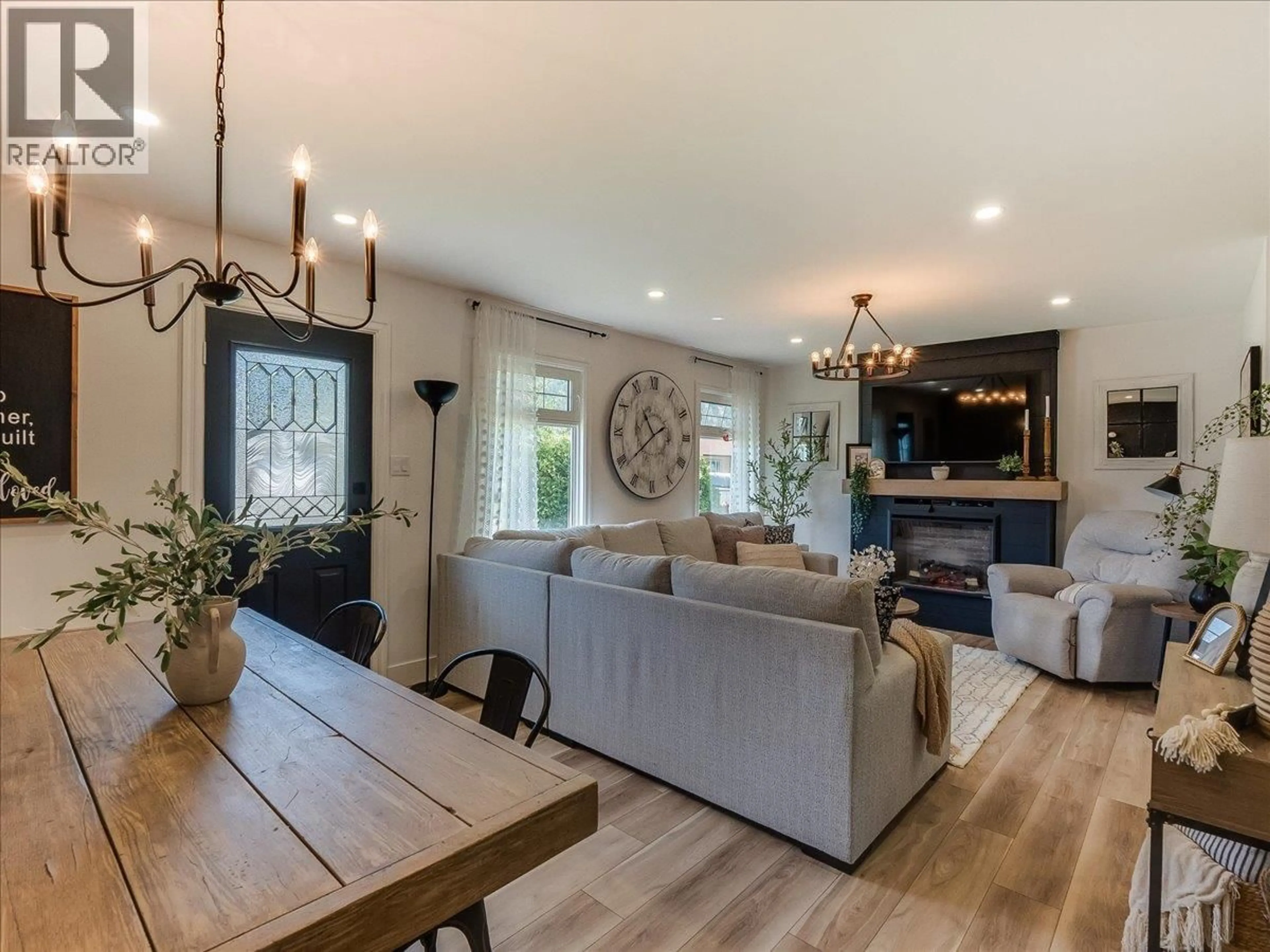 Living room with furniture, wood/laminate floor for 3461 ASTER DRIVE, Trail British Columbia V1R2X2