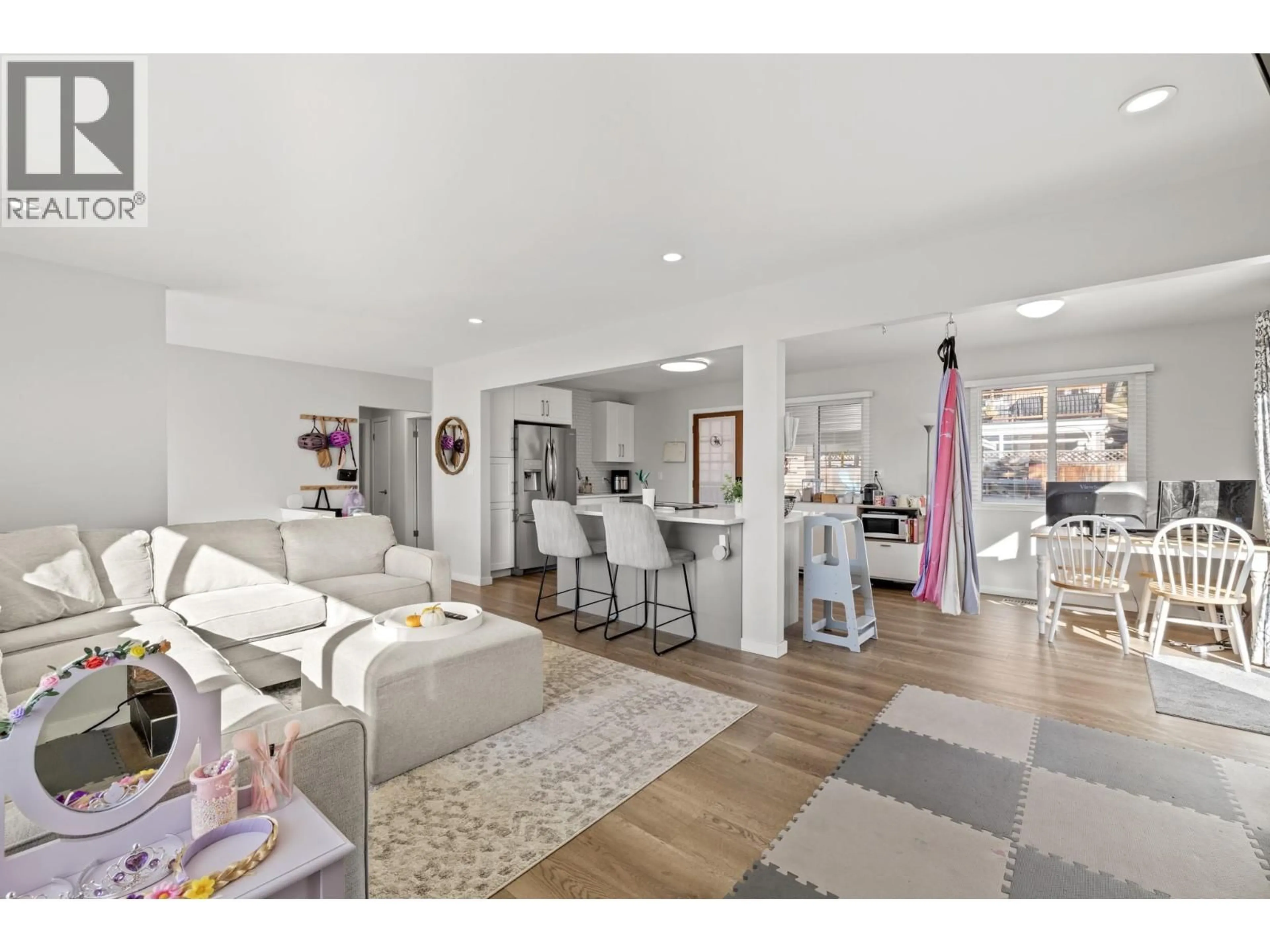 Open concept kitchen, unknown for 1390 MOUNTAIN AVENUE, Kelowna British Columbia V1Y7H4