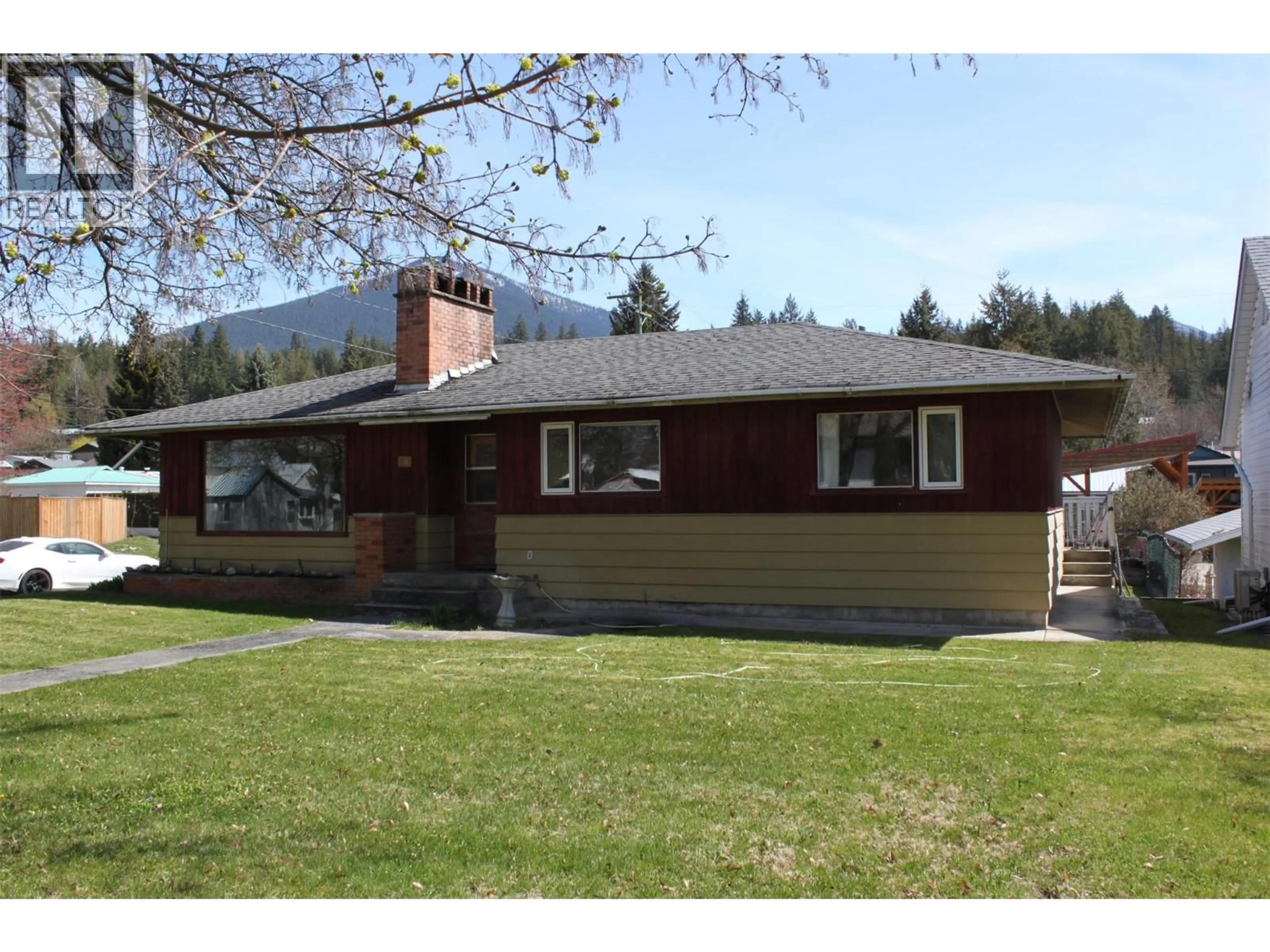 Home with vinyl exterior material, unknown for 119 2ND AVENUE NORTHWEST, Nakusp British Columbia V0G1R0