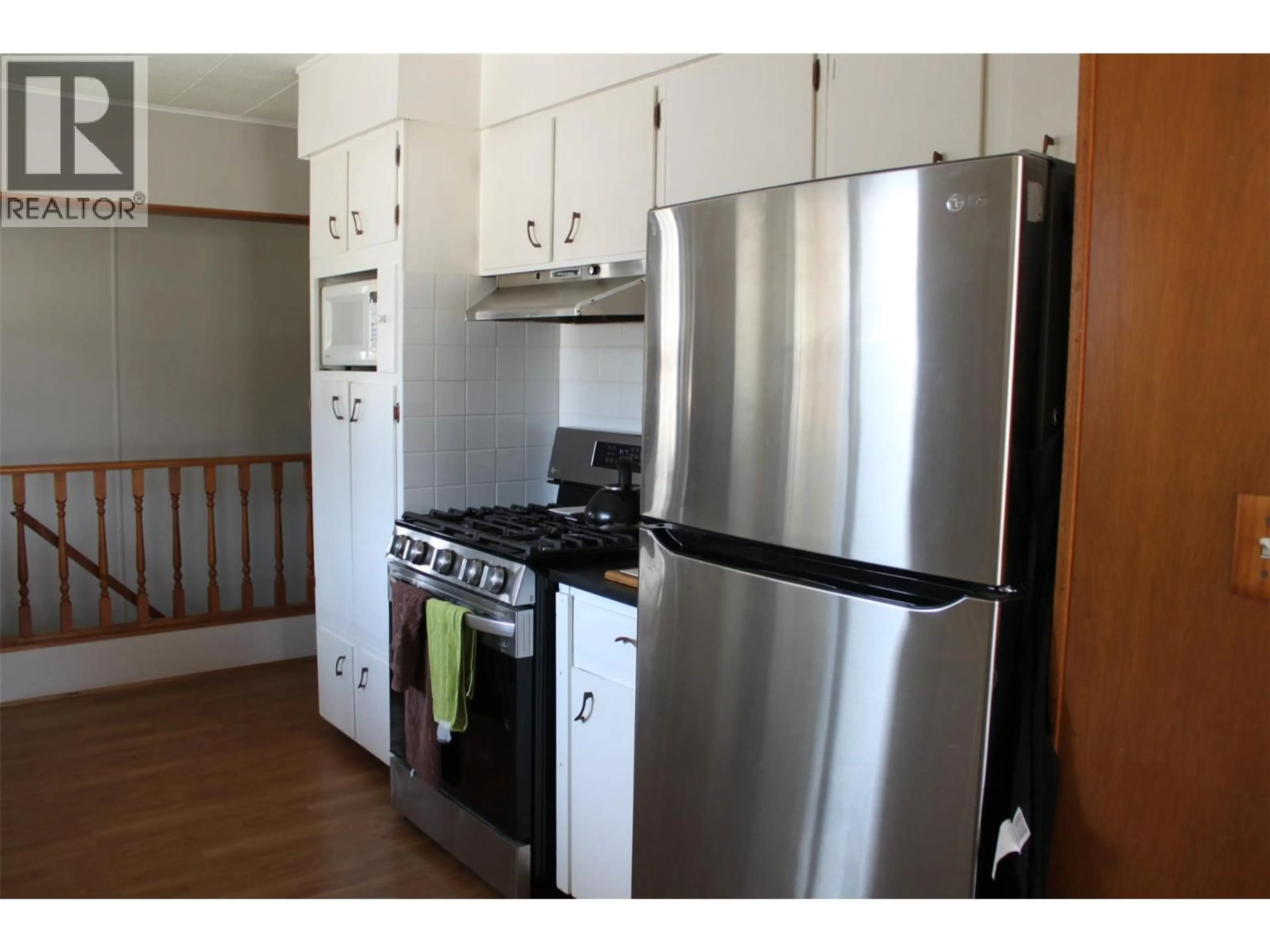 Standard kitchen, wood/laminate floor for 119 2ND AVENUE NORTHWEST, Nakusp British Columbia V0G1R0