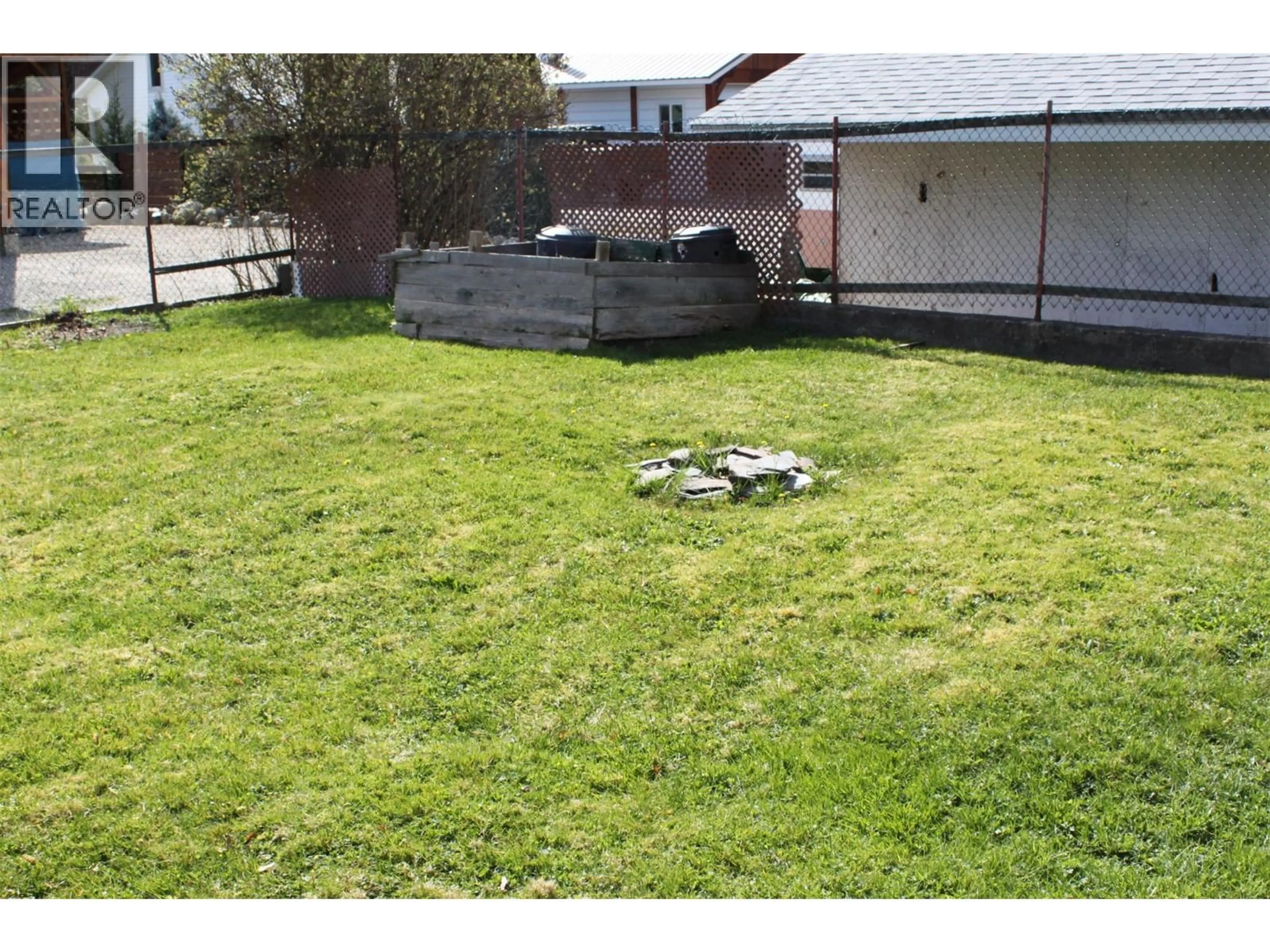A pic from outside/outdoor area/front of a property/back of a property/a pic from drone, unknown for 119 2ND AVENUE NORTHWEST, Nakusp British Columbia V0G1R0