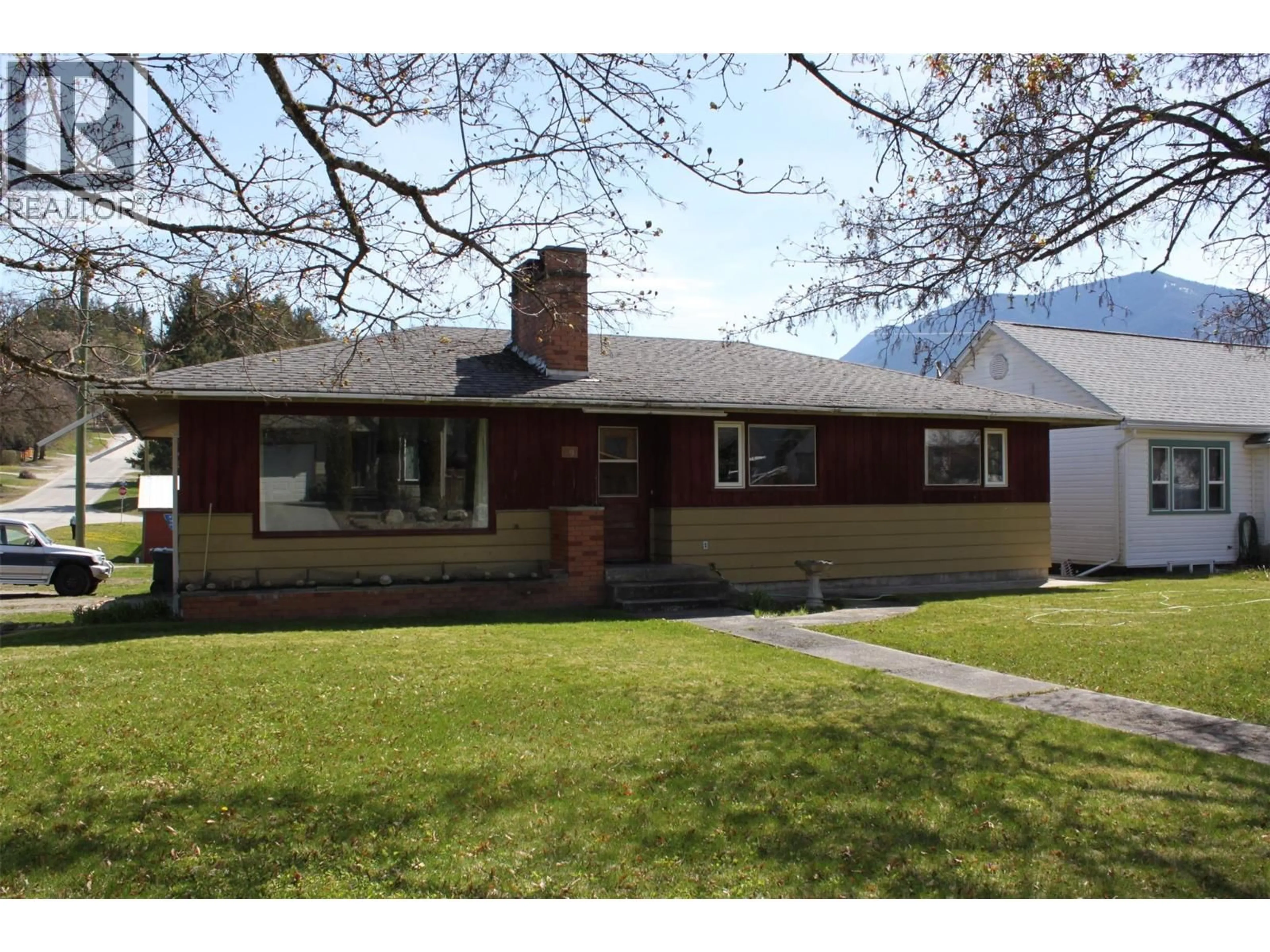 Home with vinyl exterior material, street for 119 2ND AVENUE NORTHWEST, Nakusp British Columbia V0G1R0