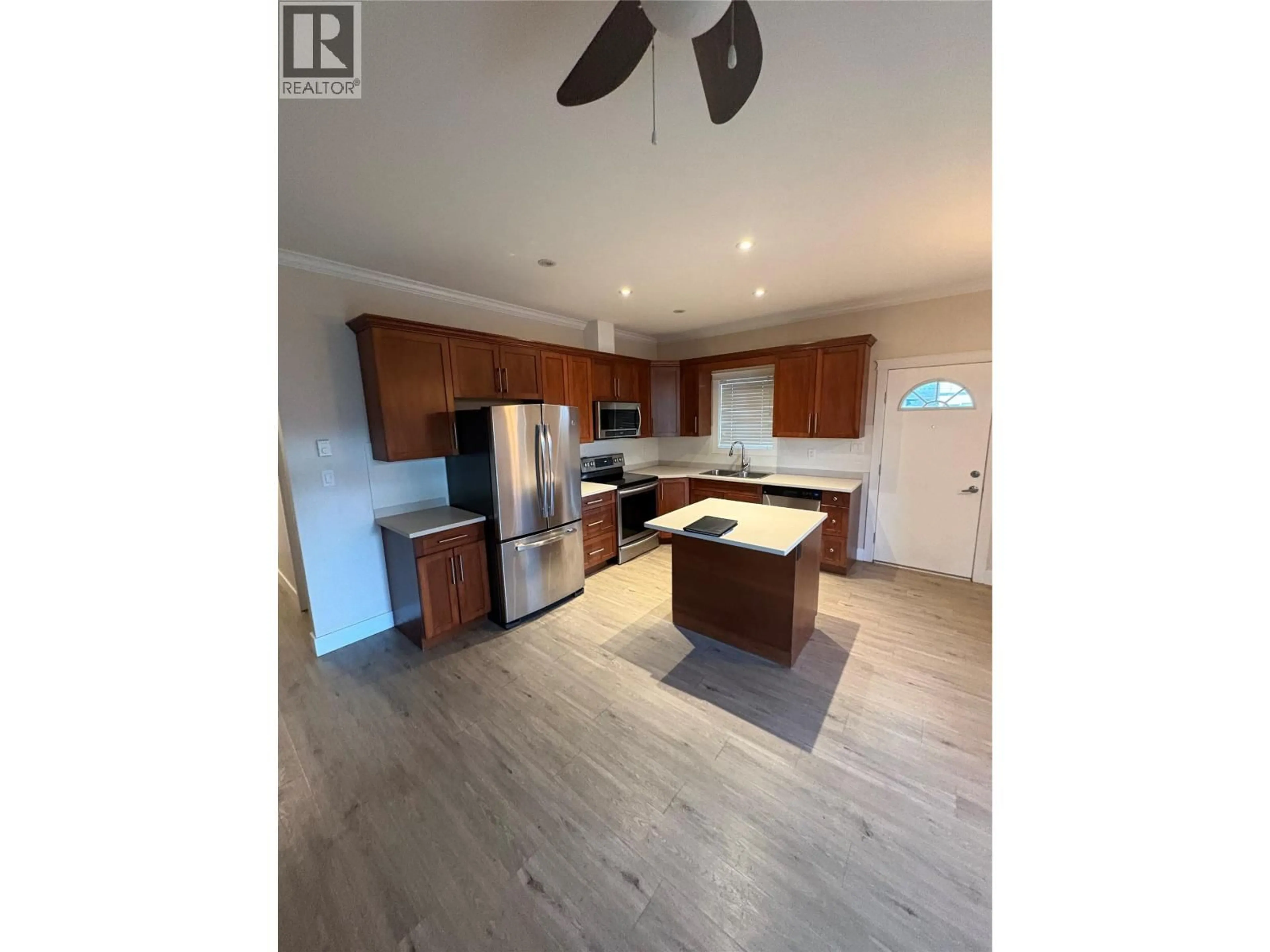 Open concept kitchen, wood/laminate floor for 425 TAYLOR ROAD, Kelowna British Columbia V1X4G3