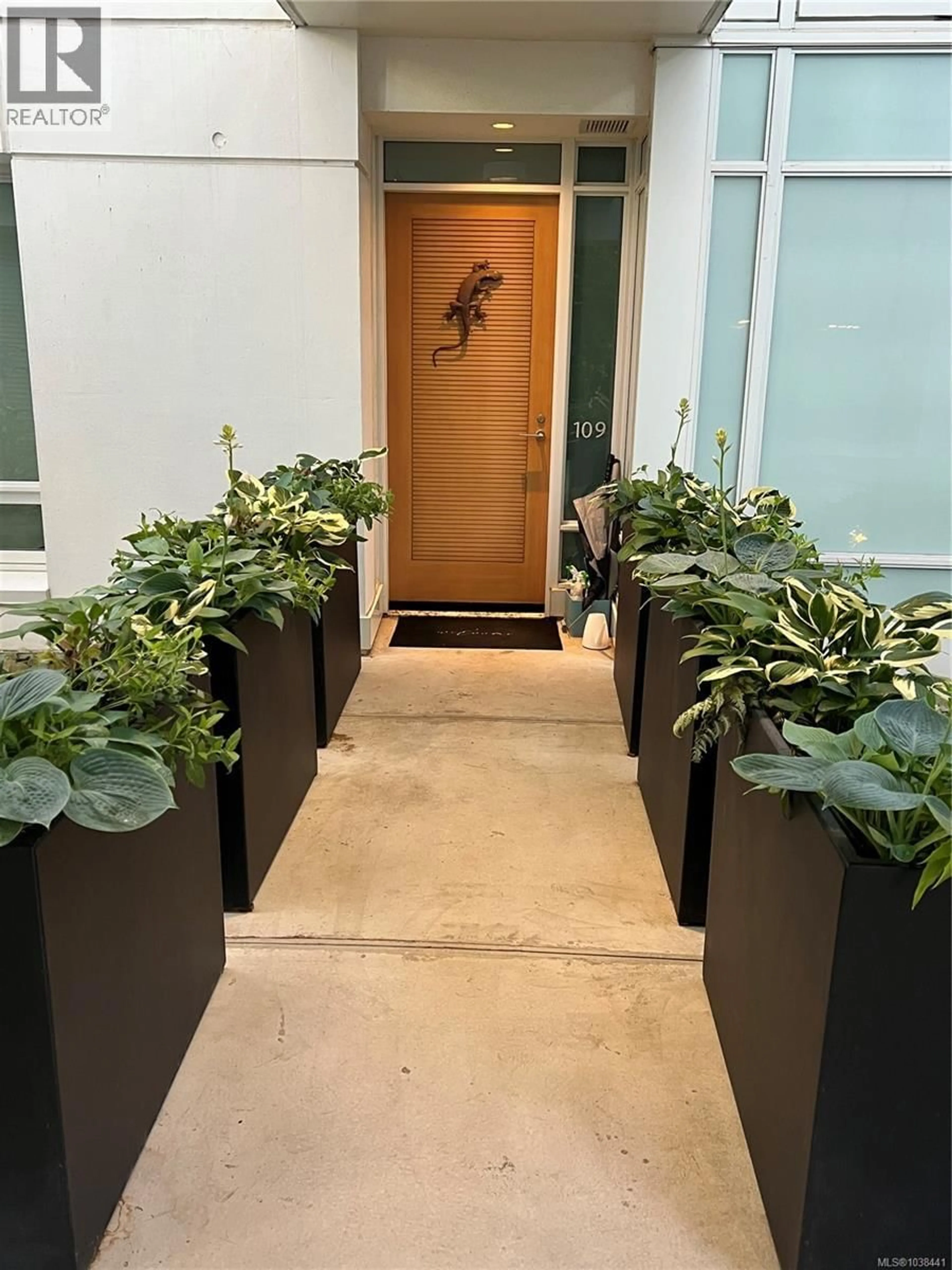 Indoor entryway for 109 - 68 SONGHEES ROAD, Victoria British Columbia V9A0A3