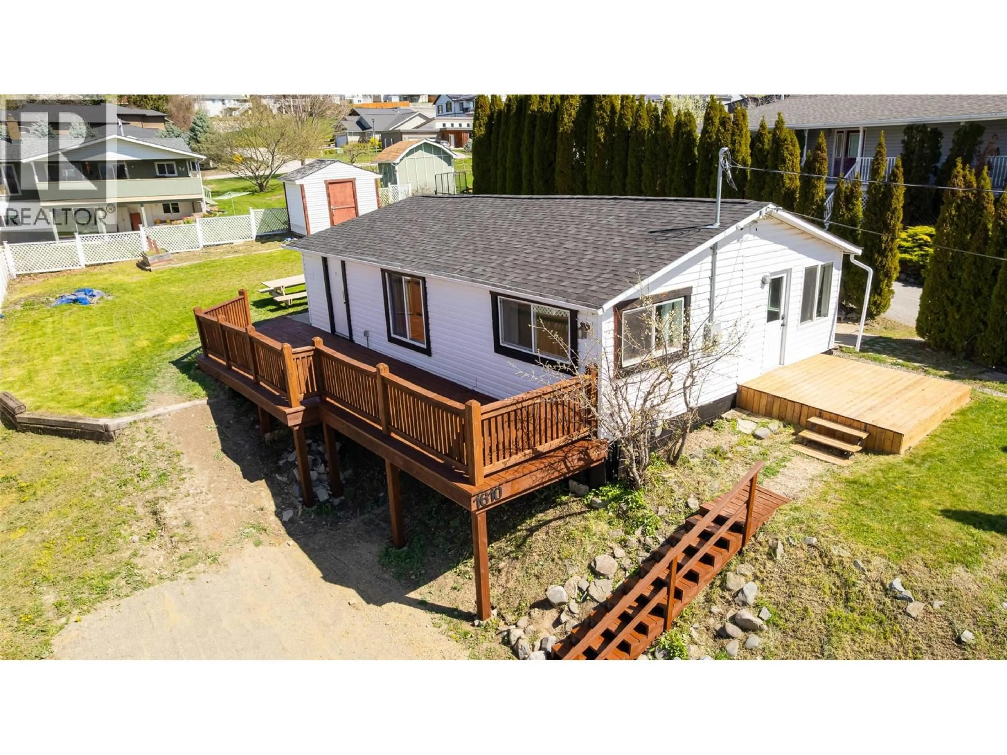 A pic from outside/outdoor area/front of a property/back of a property/a pic from drone, unknown for 1610 MURDOCH STREET, Creston British Columbia V0B1G5