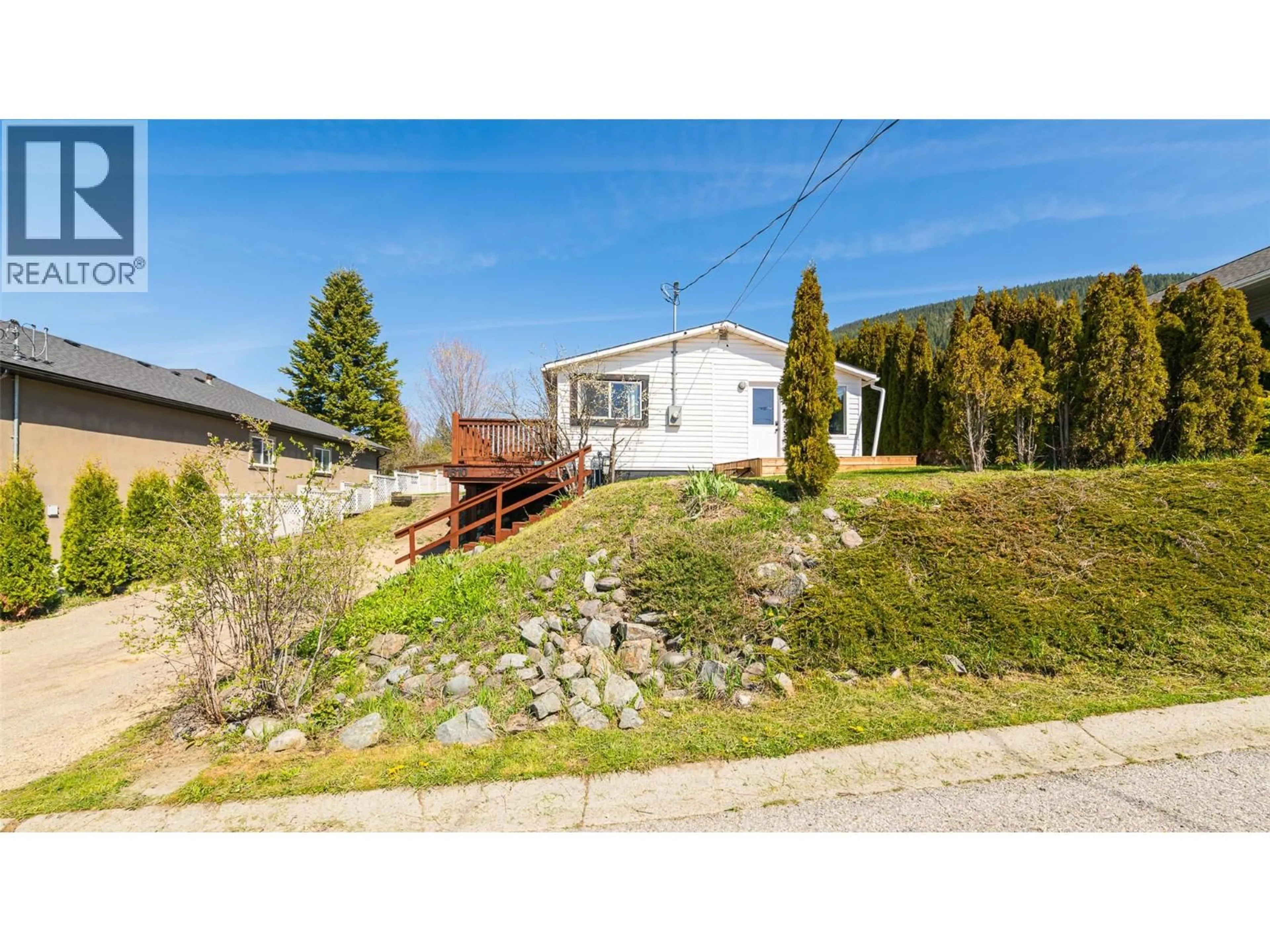 A pic from outside/outdoor area/front of a property/back of a property/a pic from drone, street for 1610 MURDOCH STREET, Creston British Columbia V0B1G5