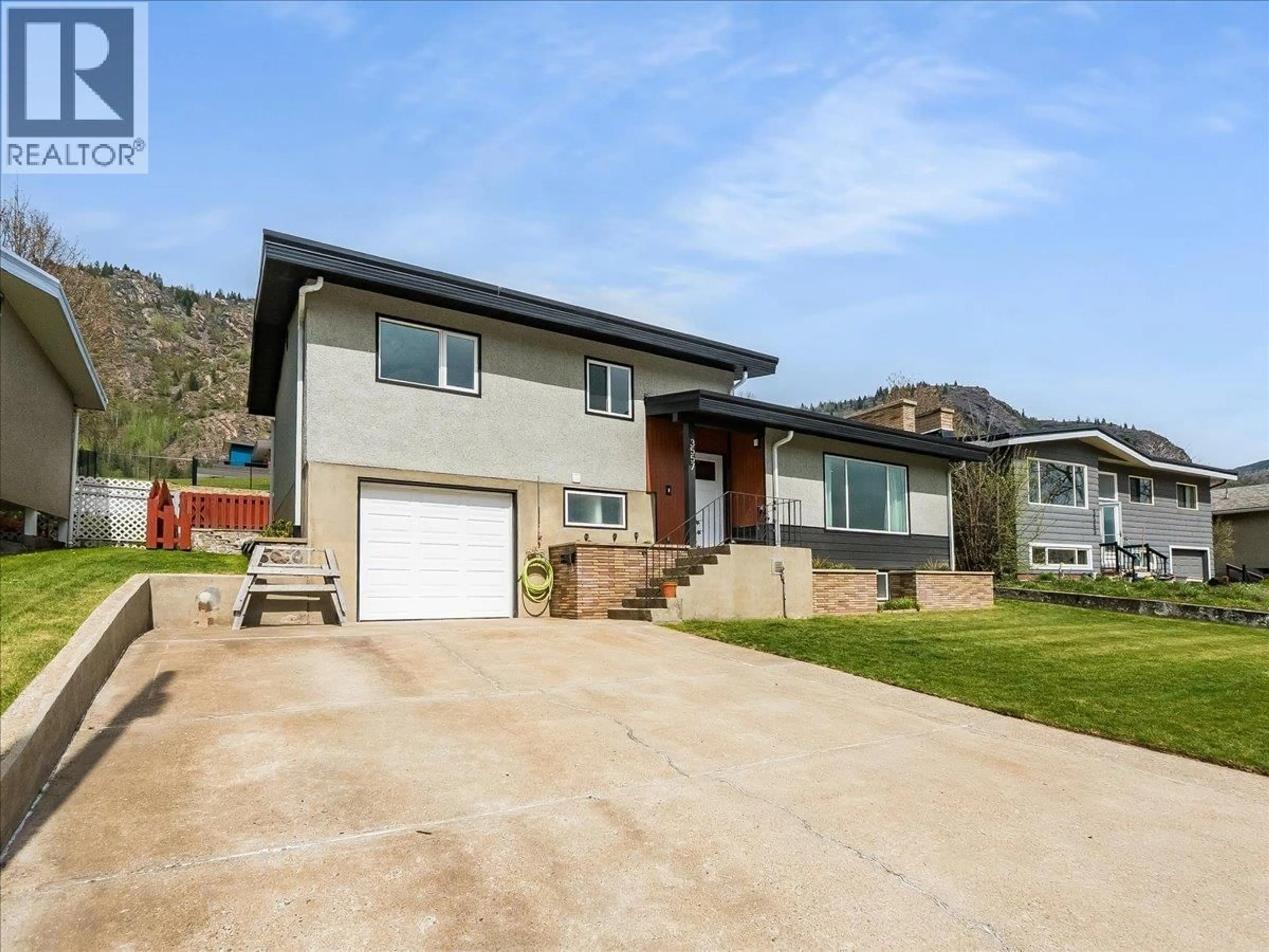 Home with vinyl exterior material, street for 3557 HIGHWAY DRIVE, Trail British Columbia V1R2T9