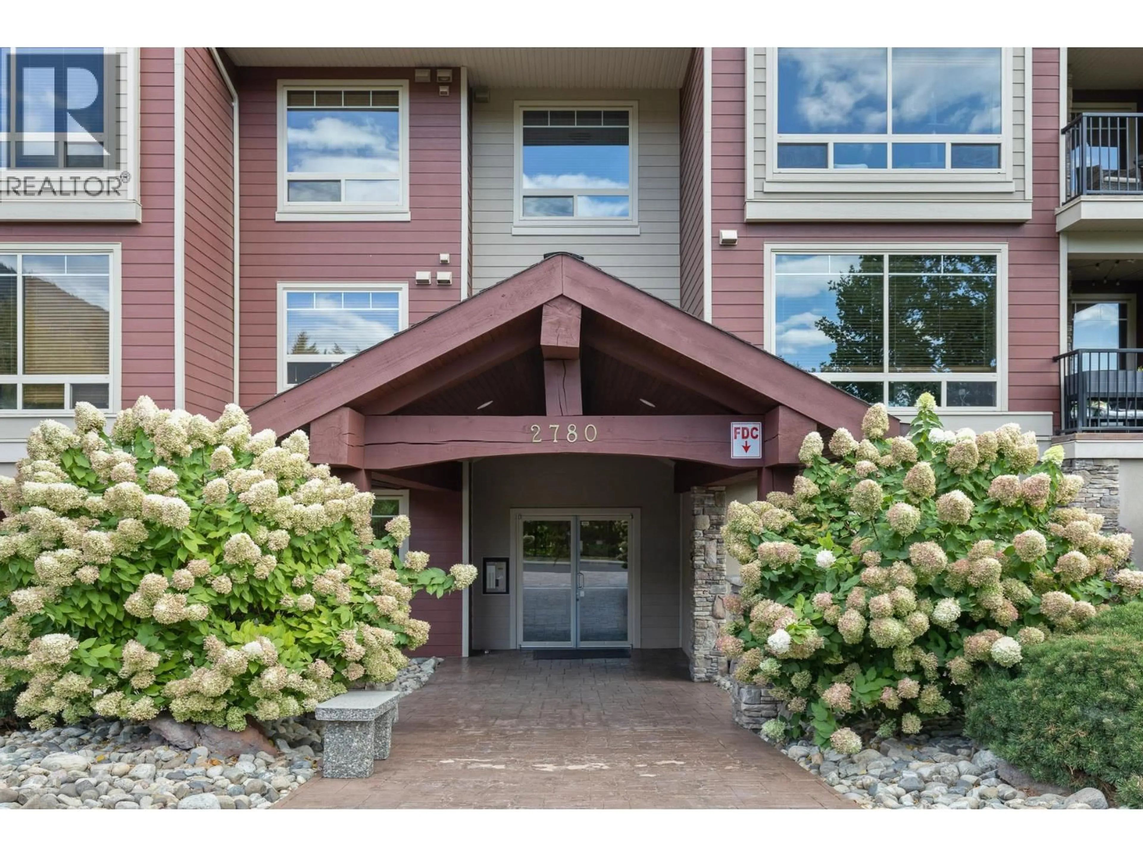 Indoor foyer for 106 - 2780 AUBURN ROAD, West Kelowna British Columbia V4T4C2