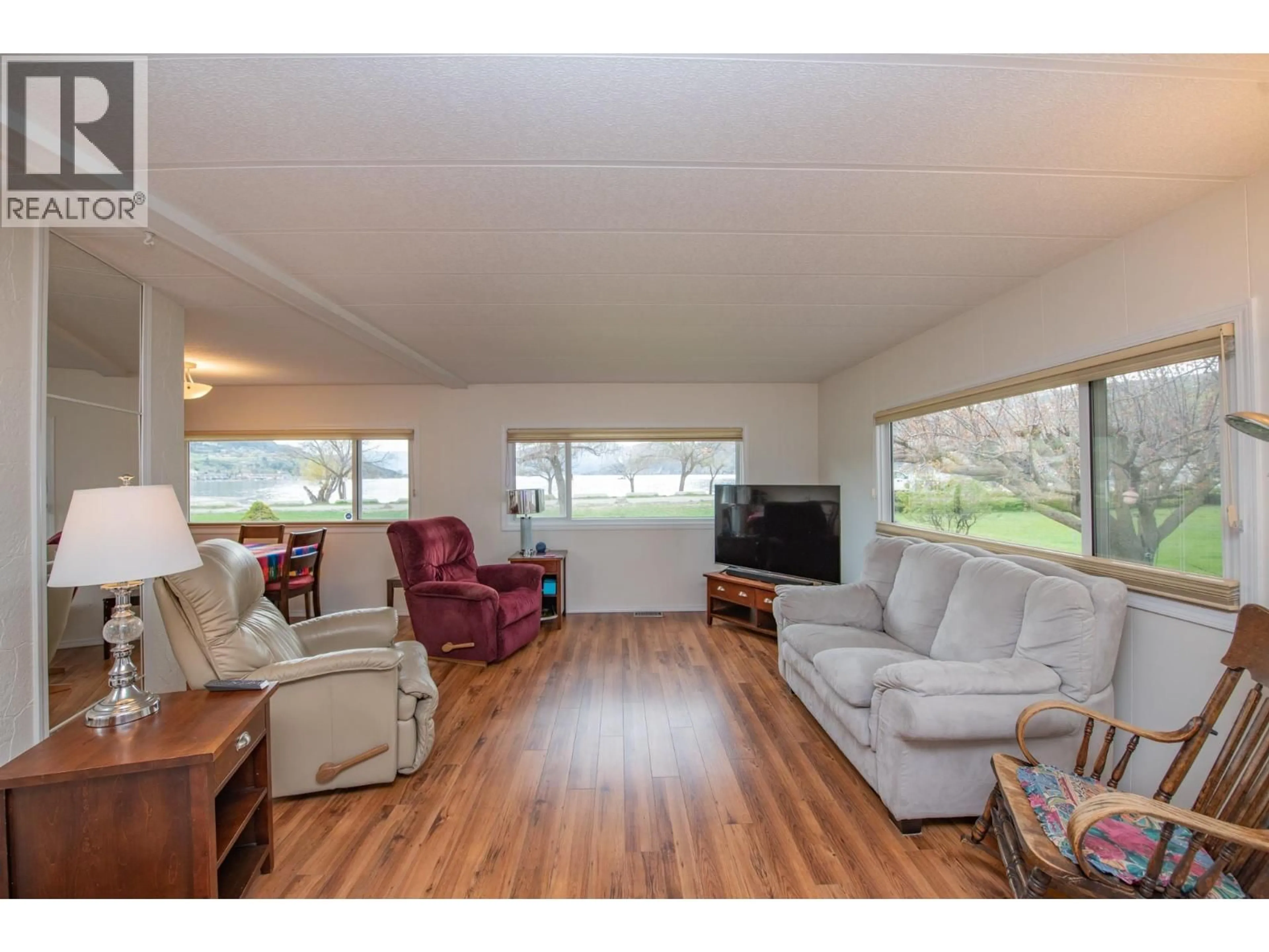 Living room with furniture, wood/laminate floor for 48 - 2727 LAKESHORE ROAD, Vernon British Columbia V1H1X5