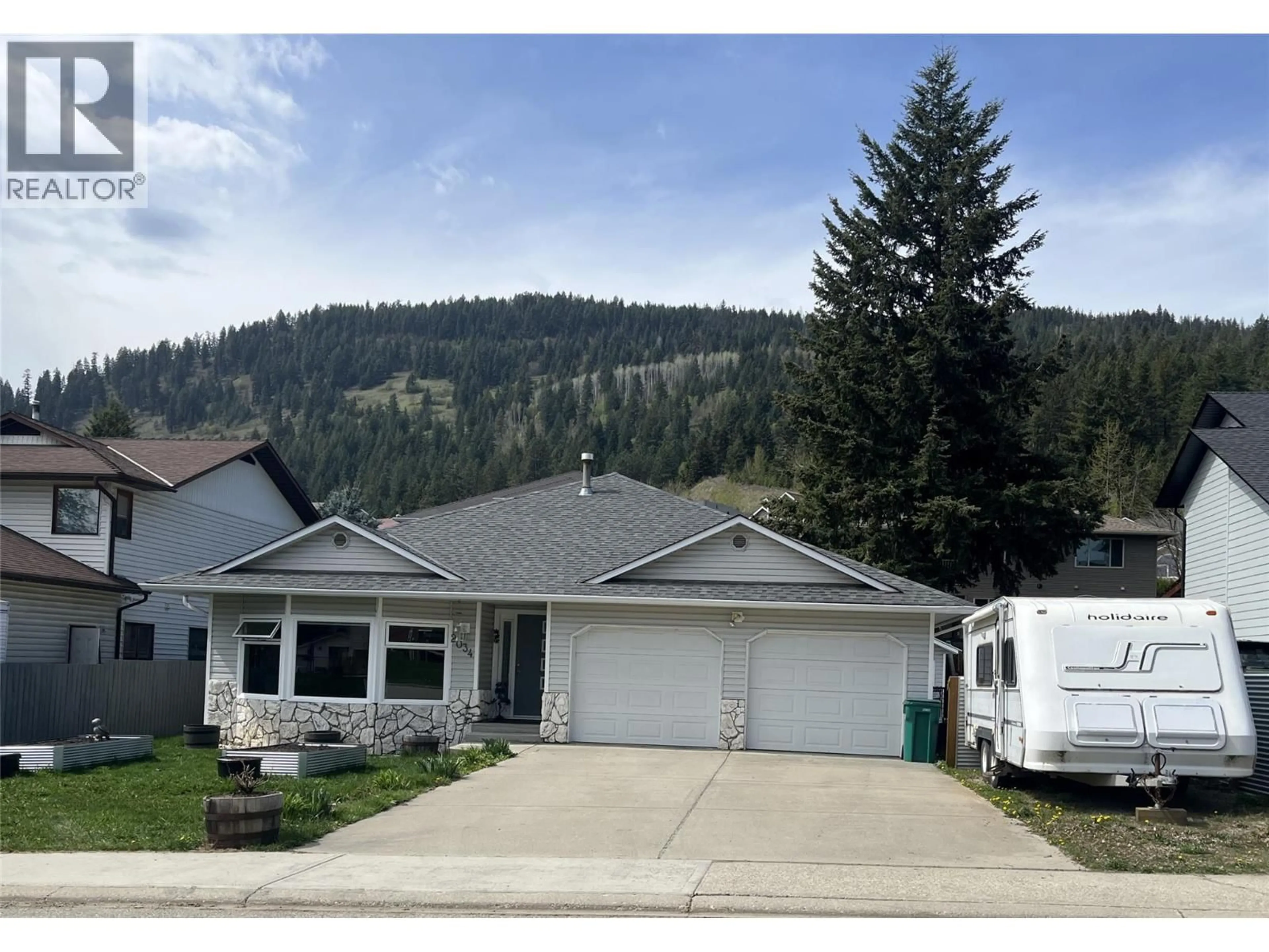 Home with vinyl exterior material, mountain view for 2034 SADDLEVIEW AVENUE, Lumby British Columbia V0E2G0