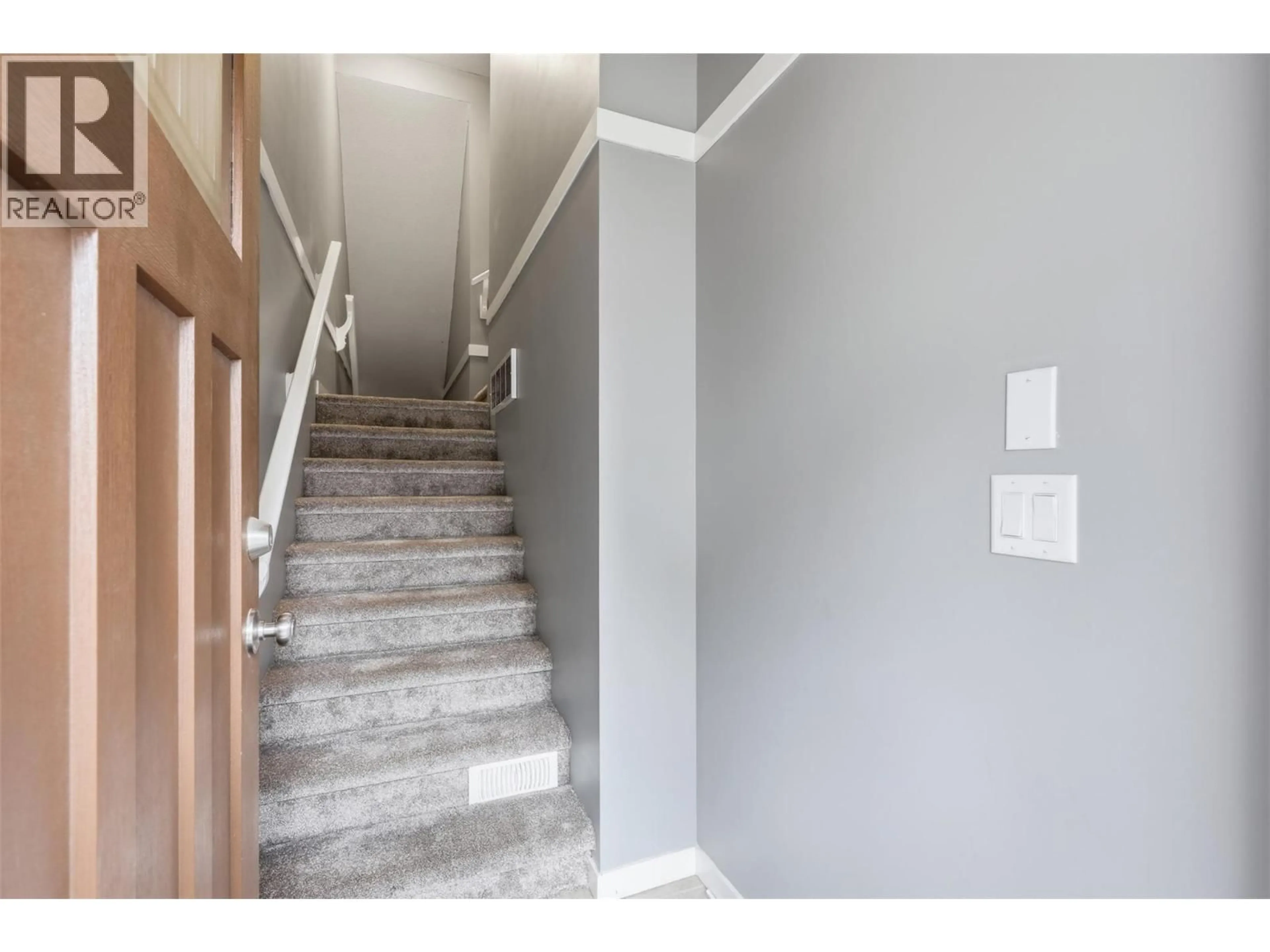 Stairs for 44 - 2860 VALLEYVIEW DRIVE DRIVE, Kamloops British Columbia V2C0B3