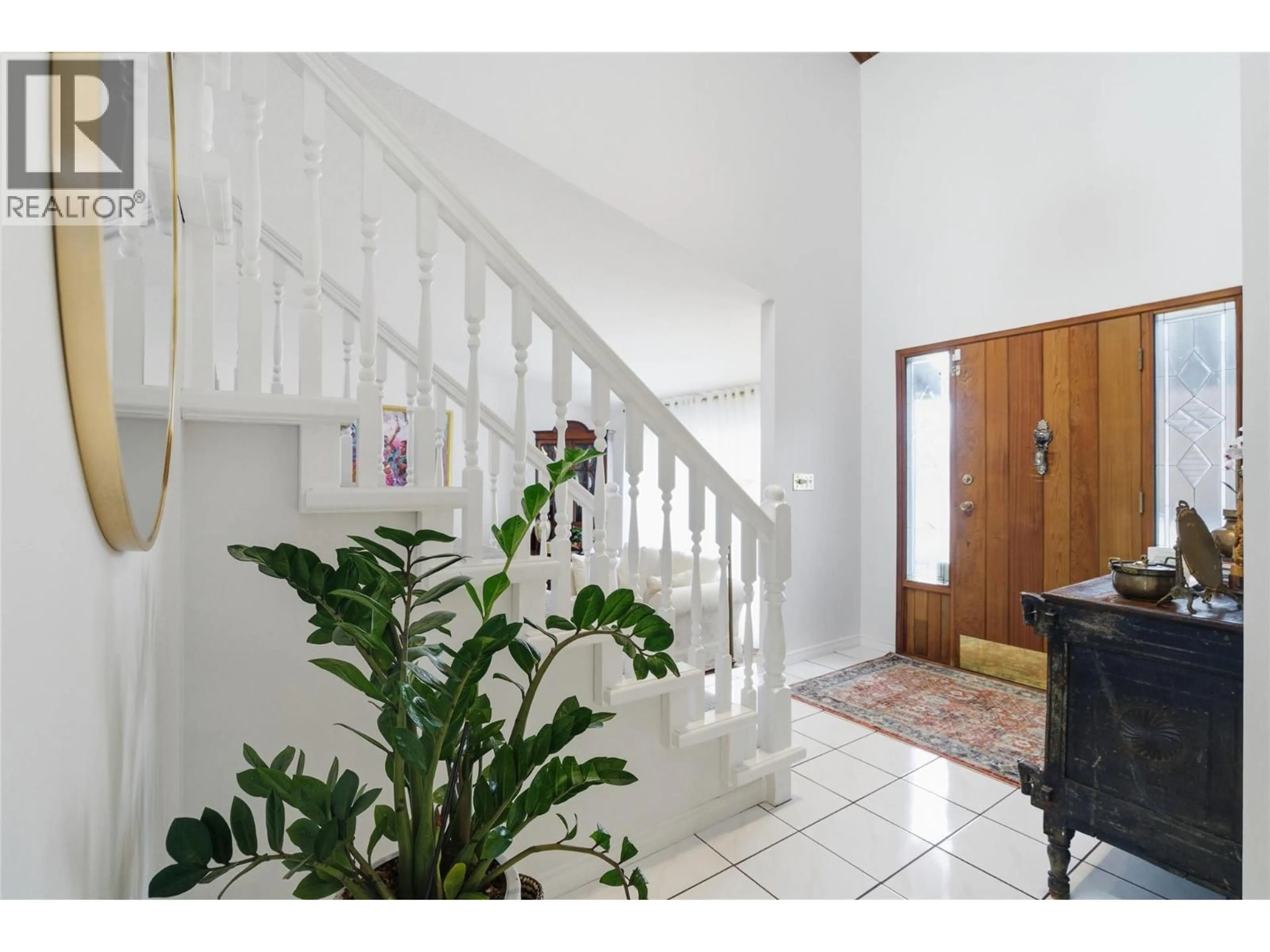 Indoor foyer for 413 ROBSON DRIVE, Kamloops British Columbia V2E1W2