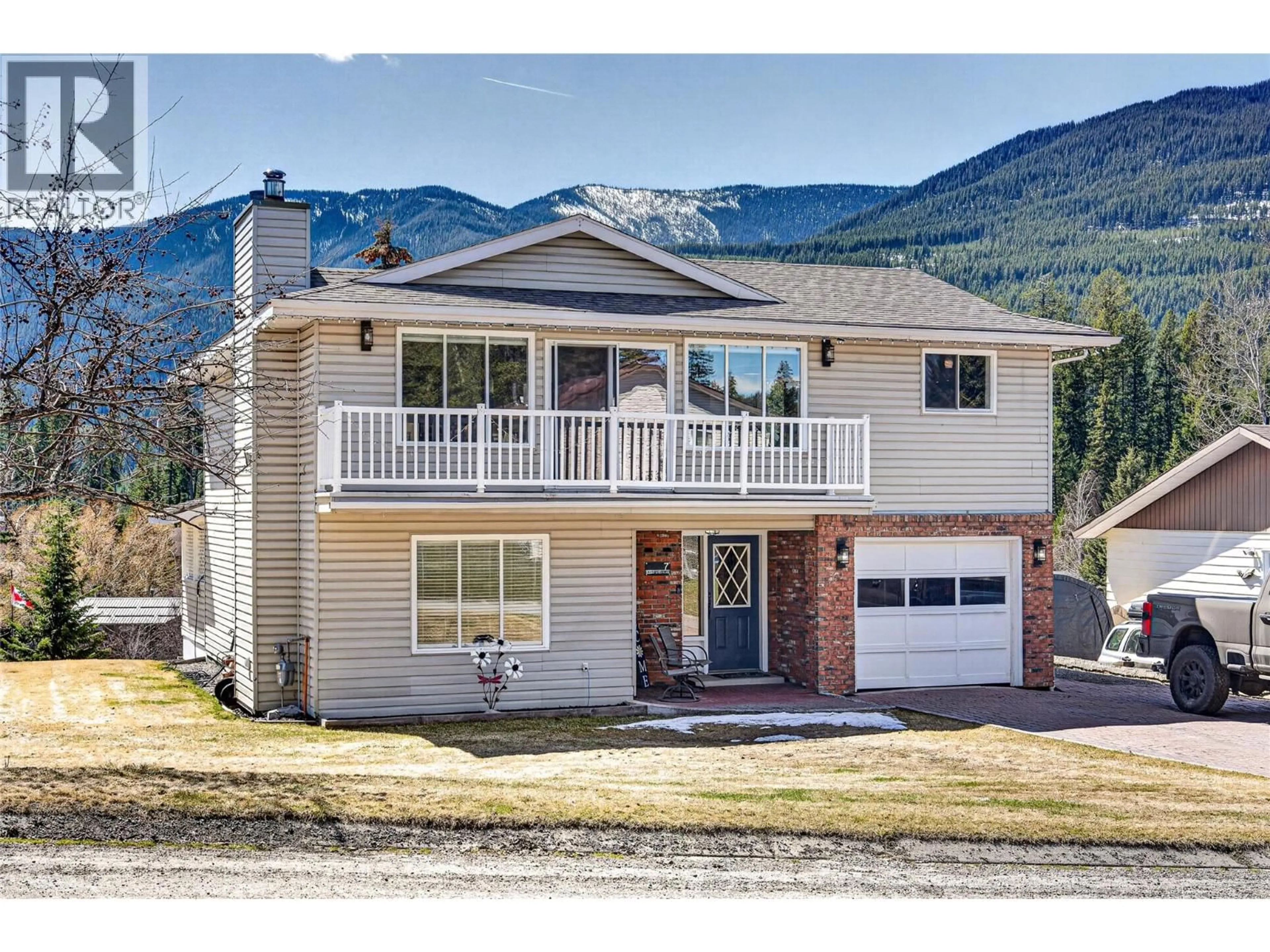 Home with vinyl exterior material, mountain view for 6 & 7 CLEARWATER PLACE, Elkford British Columbia V0B1H0