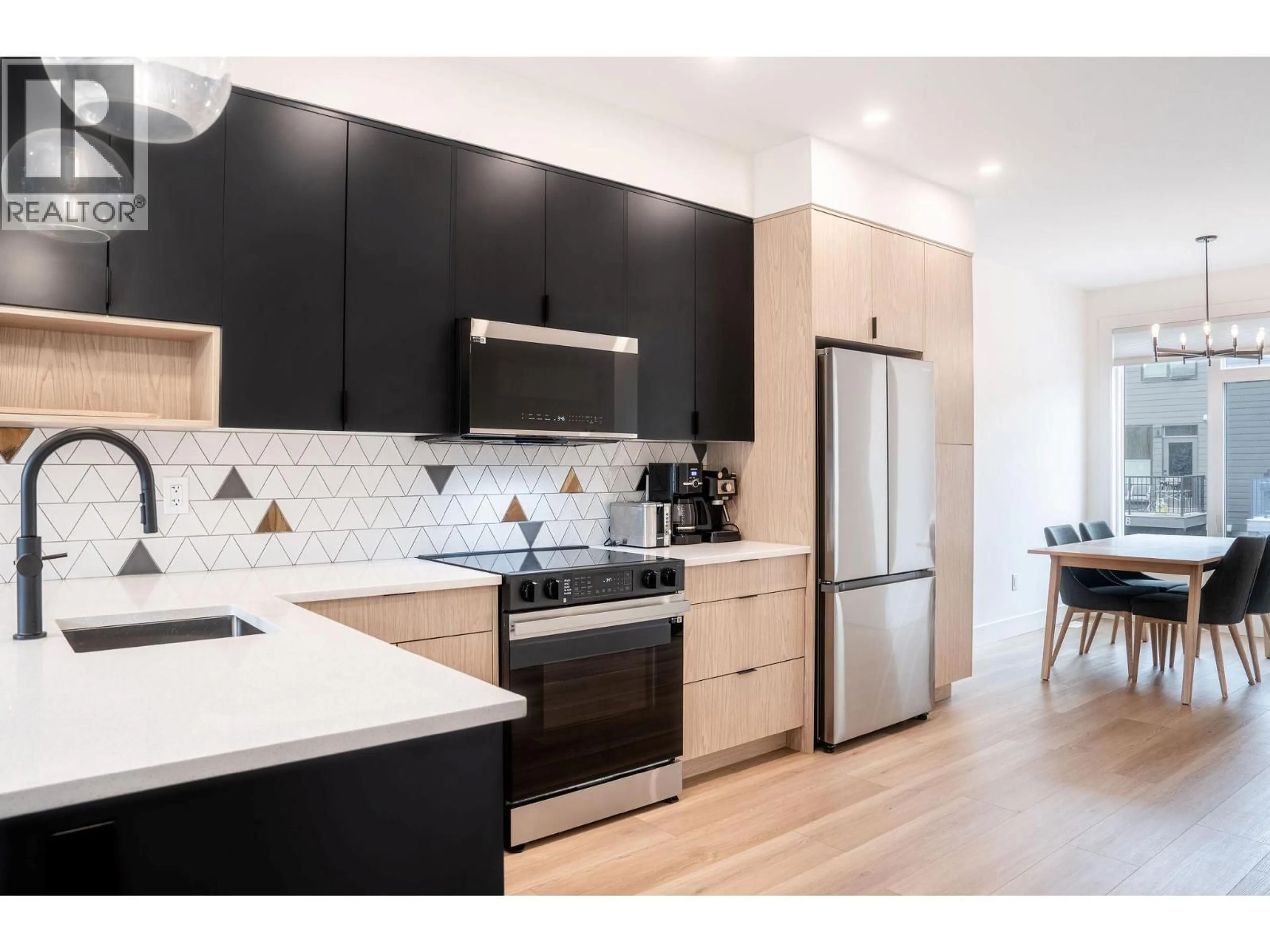 Contemporary kitchen, wood/laminate floor for 13 - 414 HUMBERT STREET, Revelstoke British Columbia V0E2S1