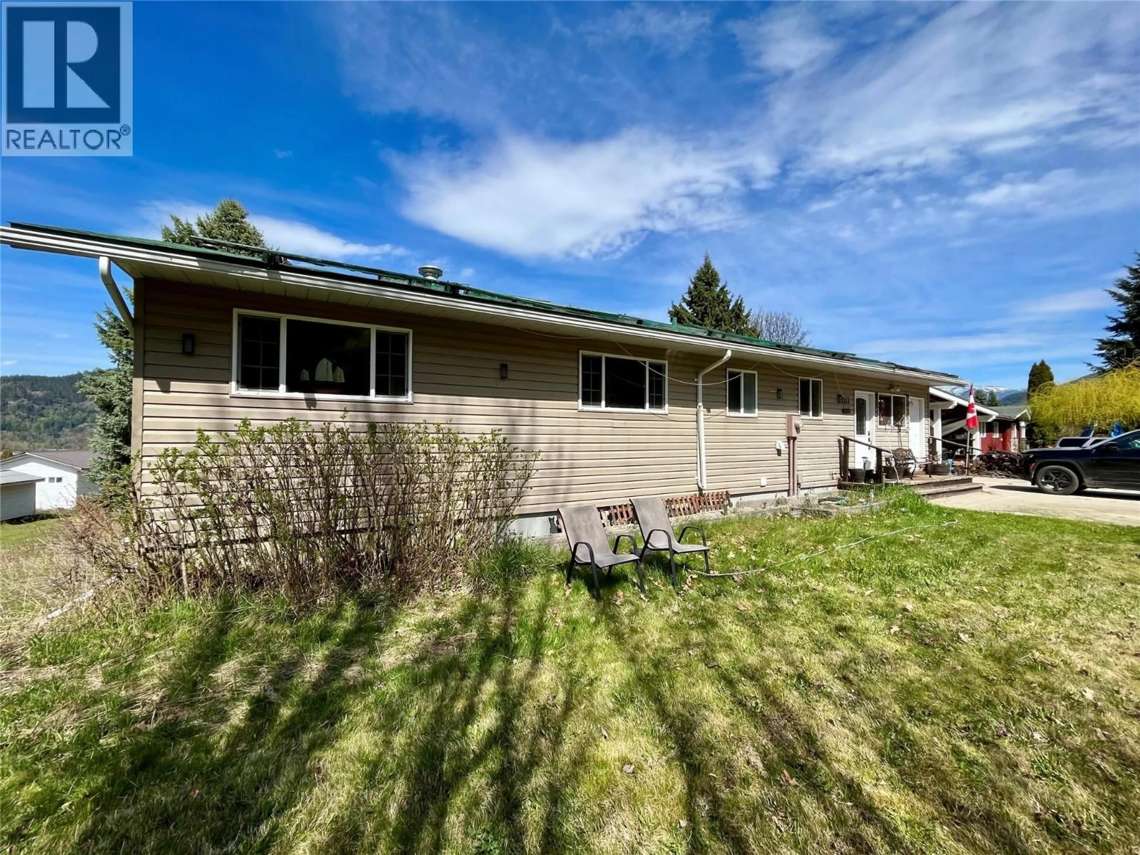 Home with vinyl exterior material, unknown for 212 MAPLE STREET, Fauquier British Columbia V0G1K0