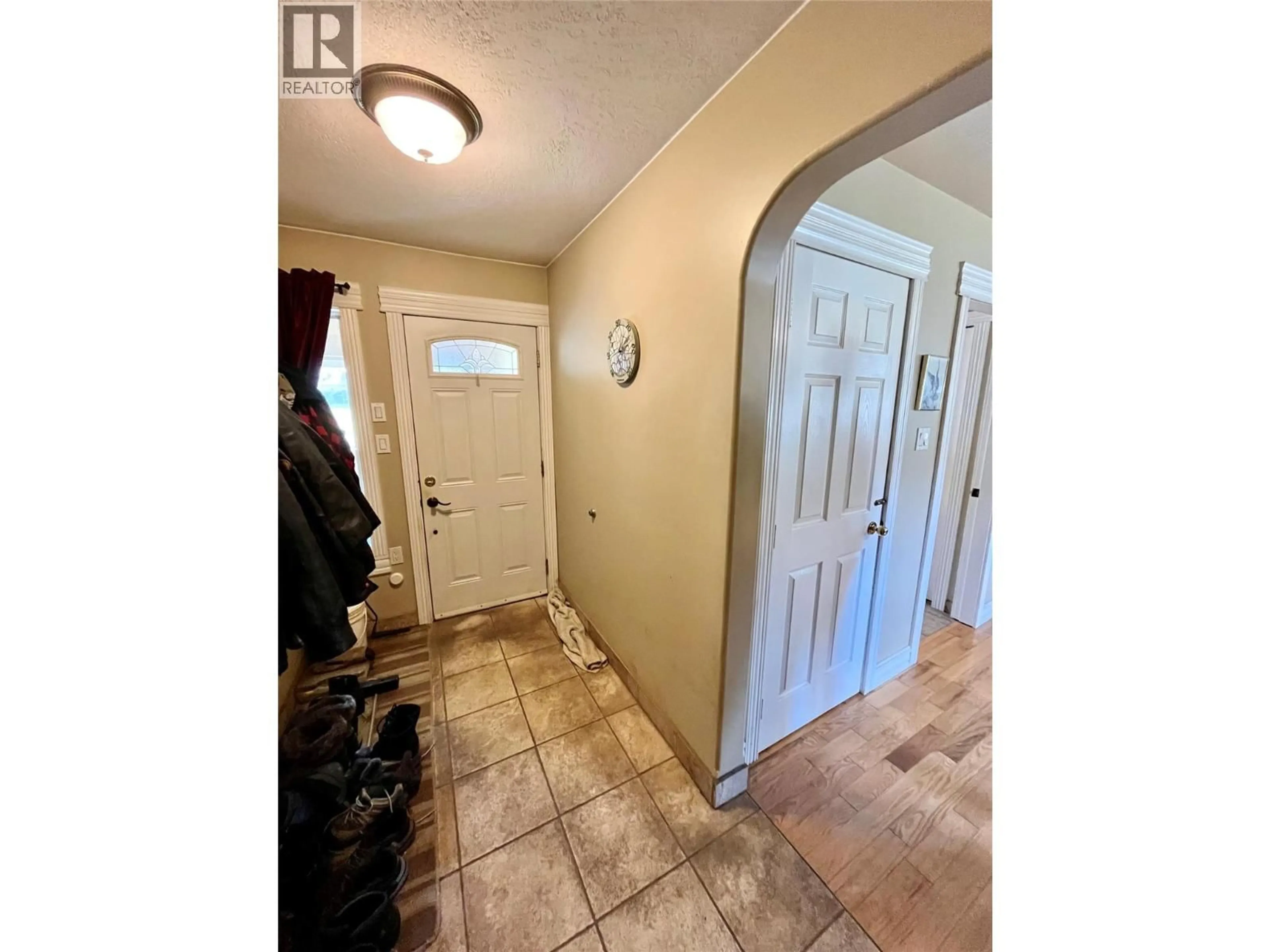 Indoor entryway for 212 MAPLE STREET, Fauquier British Columbia V0G1K0